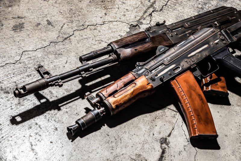（上）「Real Wood AK74 Battle Worn」、（下）「Real Wood AK74U クリンコフ Battle Worn」