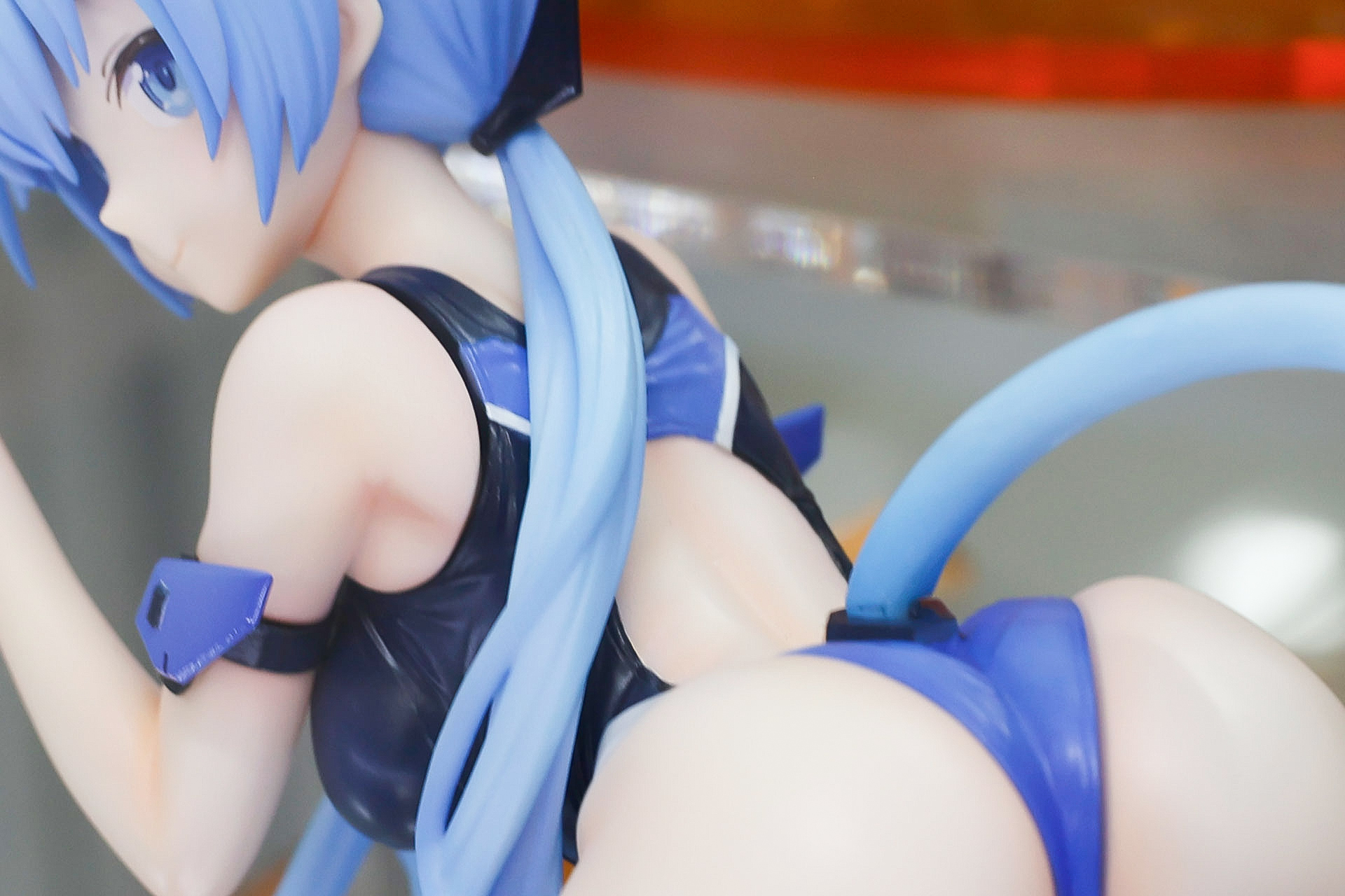 背中はぱっくり開いている