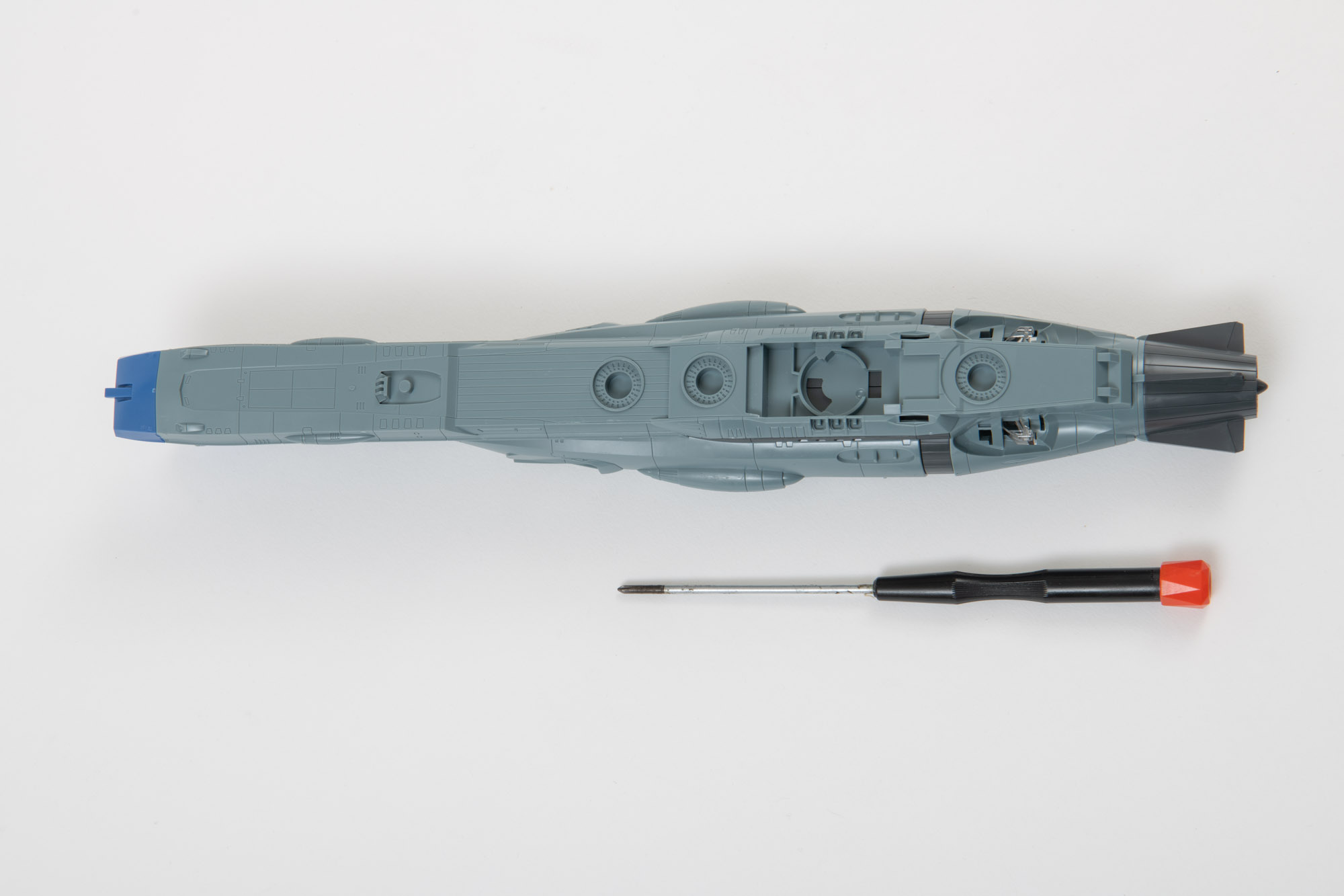 完成時の全長は約337mm。一般的なドライバーと並べると、その大型艦らしいスケール感がよくわかる。