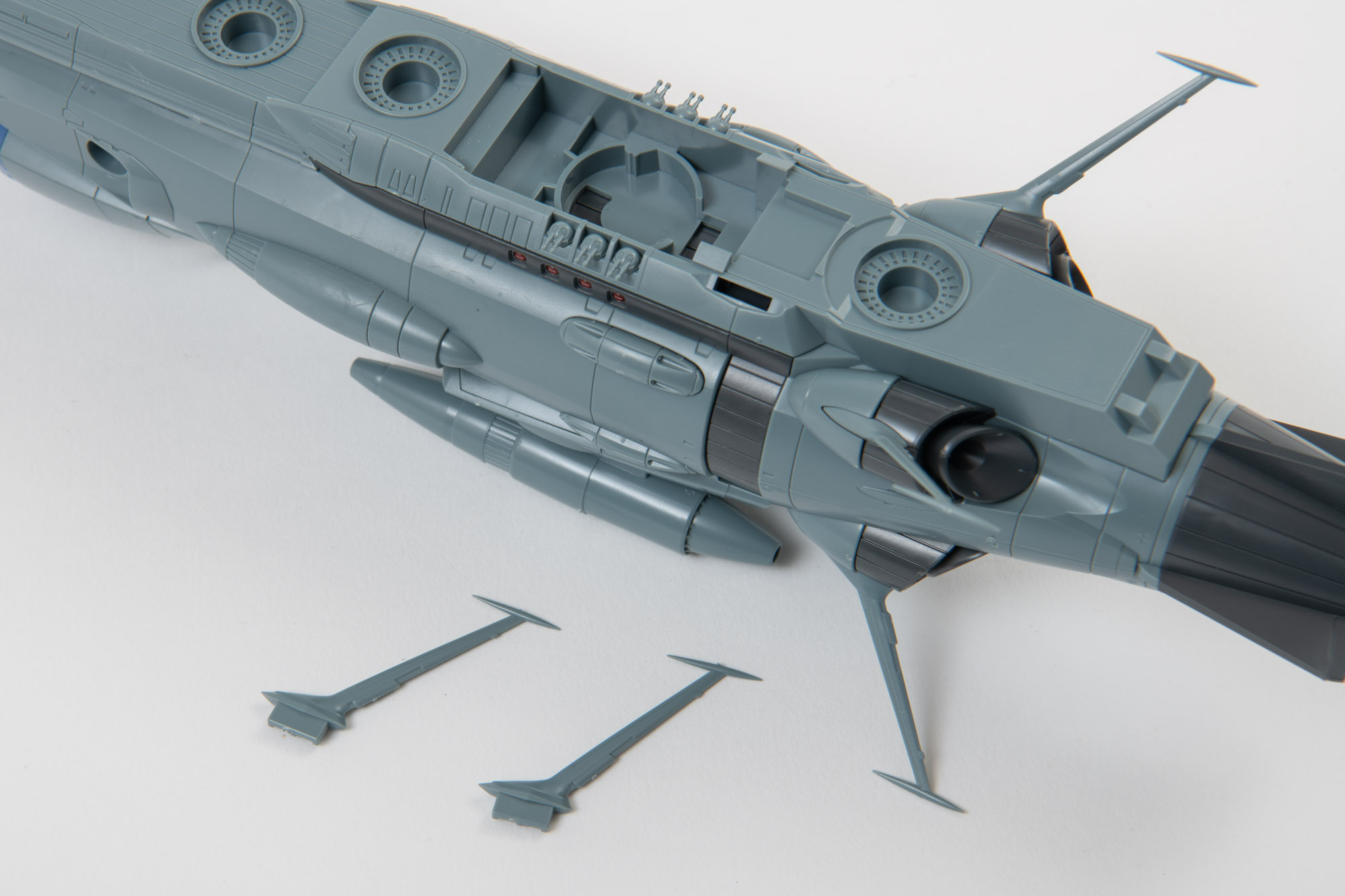 最後に尾翼をつけて艦体部分の完成。