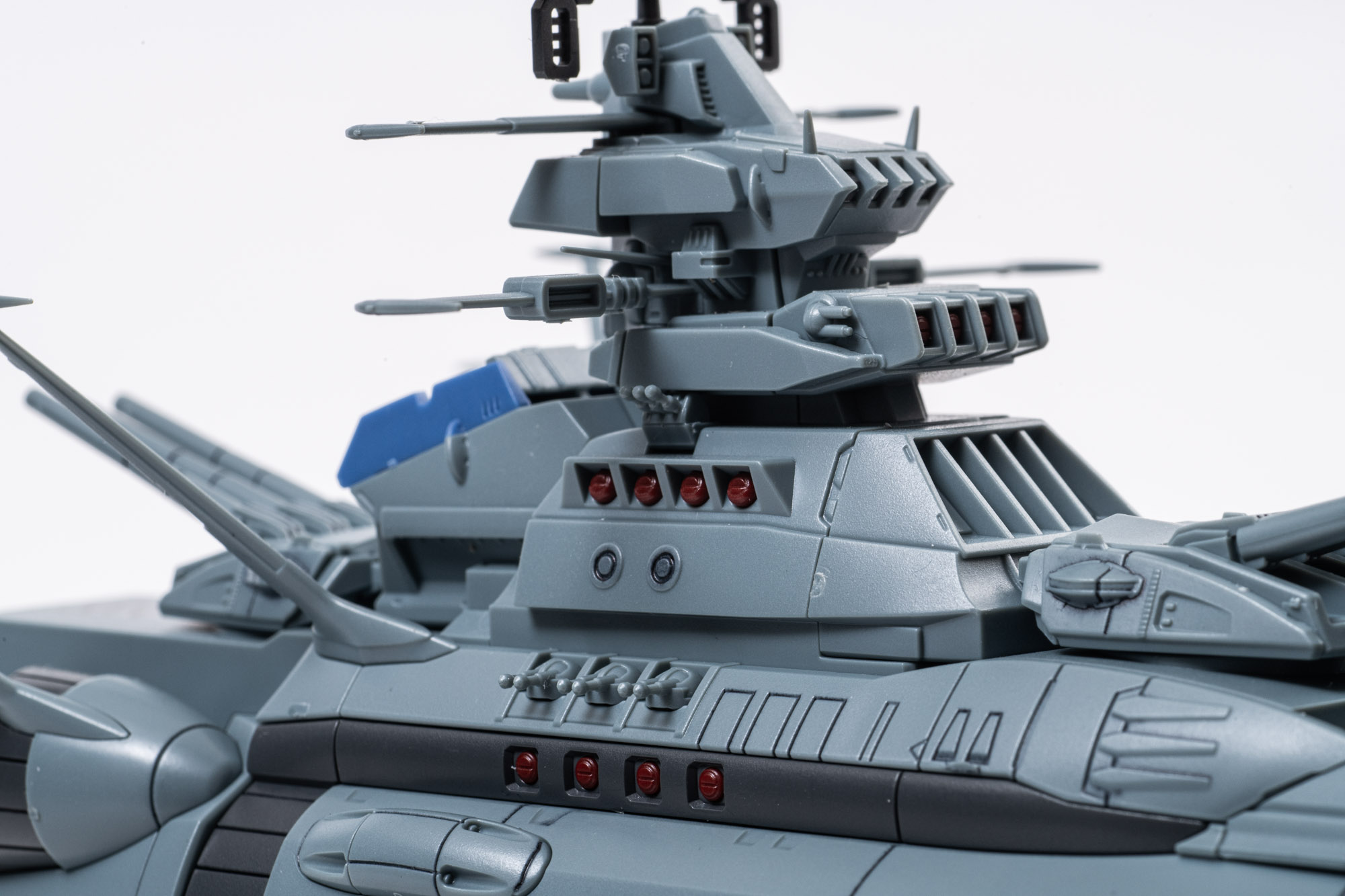 まずは艦橋。線が細かく砲台やレーダーのディテールがしっかりと再現されている。
