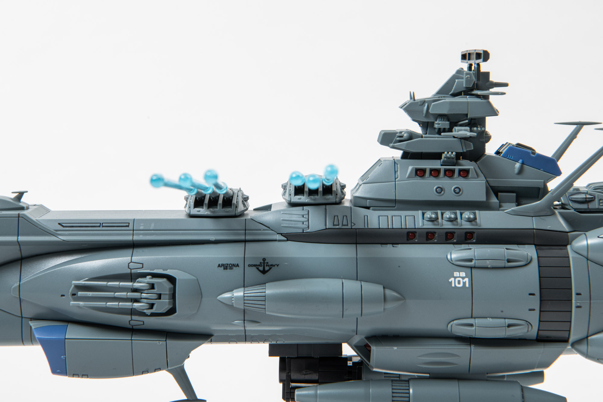 初登場時のドックからの砲撃シーンのように、主砲を真横に向けることもできる。