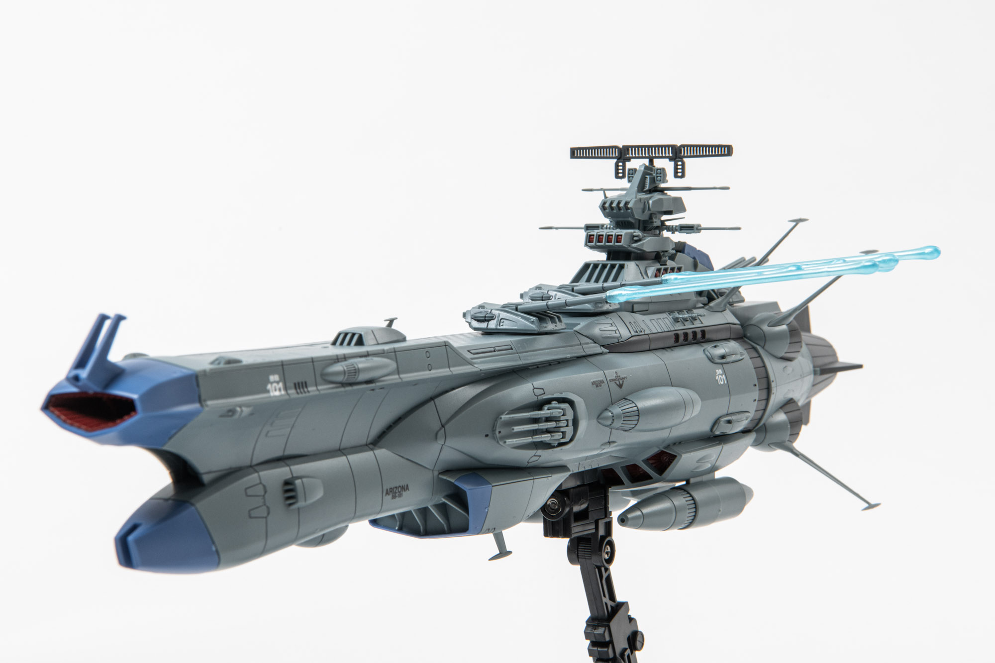 初登場時のドックからの砲撃シーンのように、主砲を真横に向けることもできる。