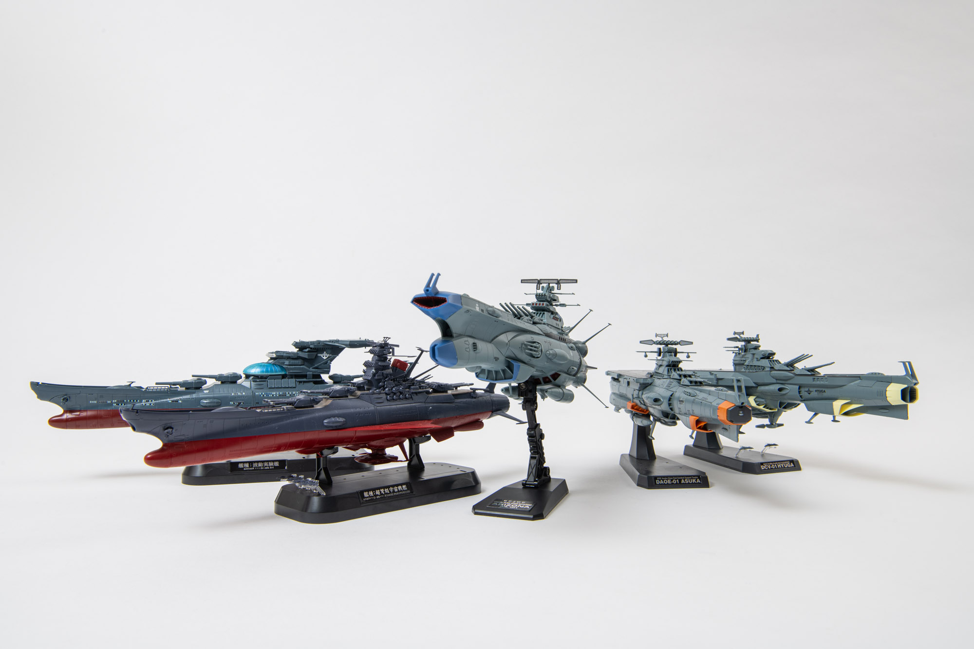 左から、「1/1000 波動実験艦 銀河 [3199]」、「1/1000 宇宙戦艦ヤマト3199(第3次改装型：参戦章叙勲式典記念塗装）」、「1/1000 アリゾナ級宇宙戦艦アリゾナ」、「1/1000 地球防衛軍 ヒュウガ級 戦闘航宙母艦 DCV-01ヒュウガ」、「1/1000 地球防衛軍アスカ級補給母艦/強襲揚陸艦 DX」