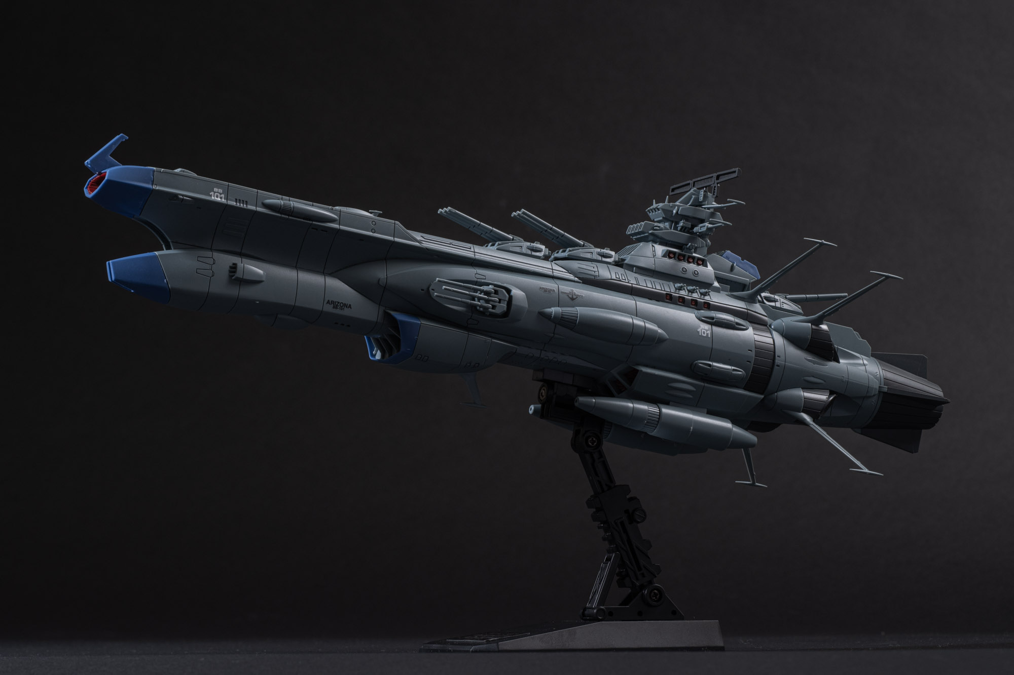 背景を黒にしても映える艦体。
