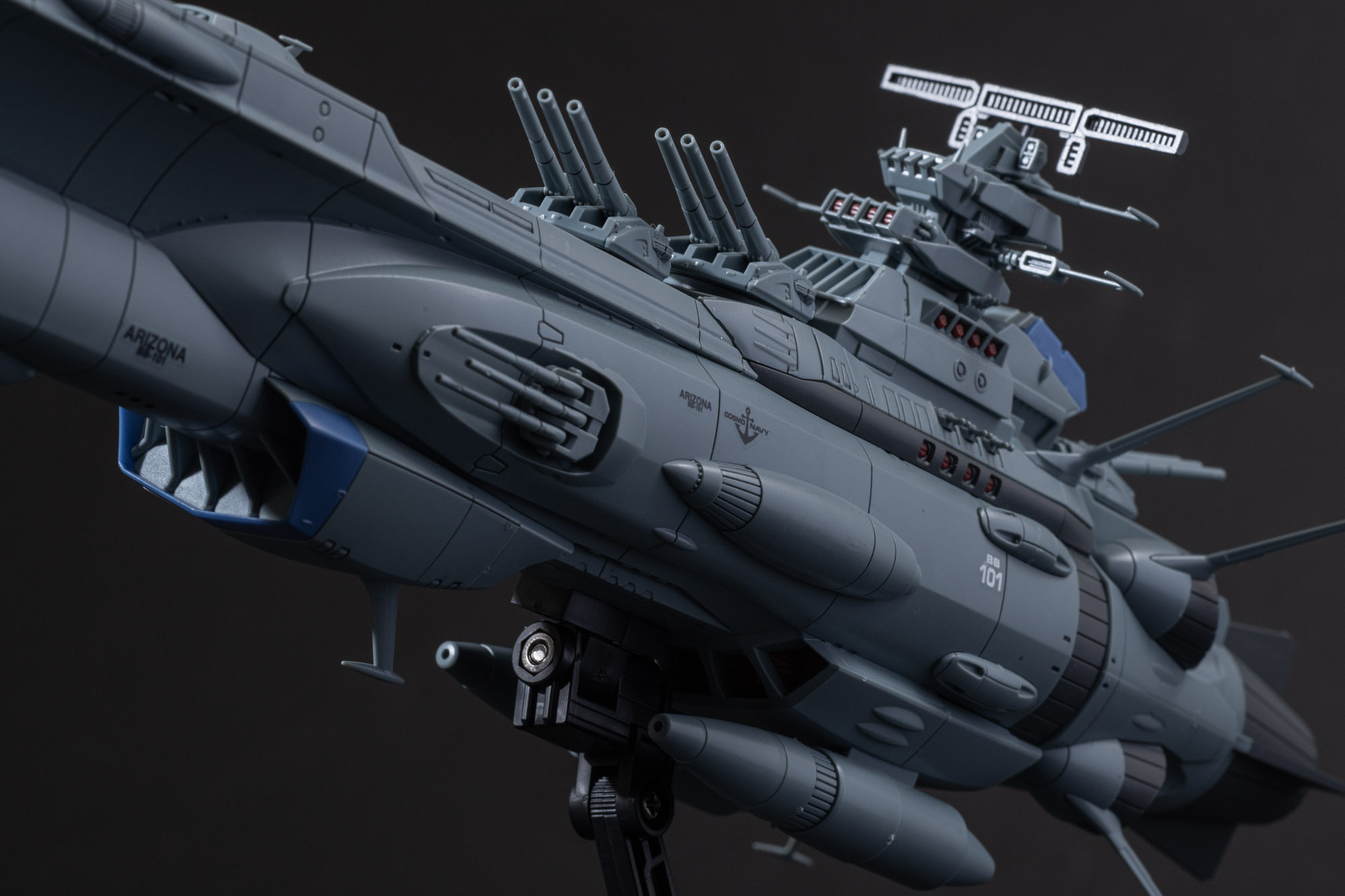 背景を黒にしても映える艦体。