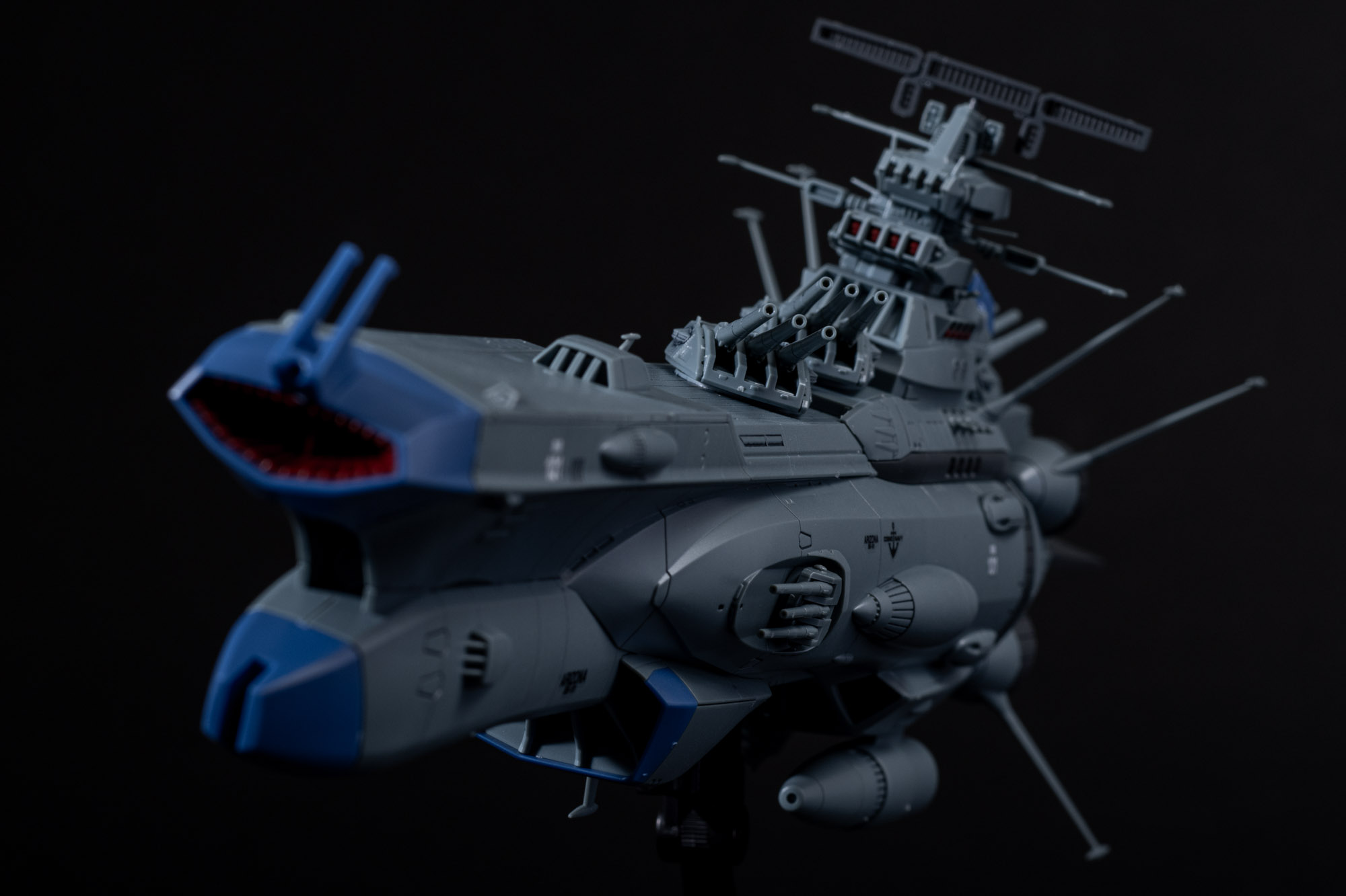 背景を黒にしても映える艦体。