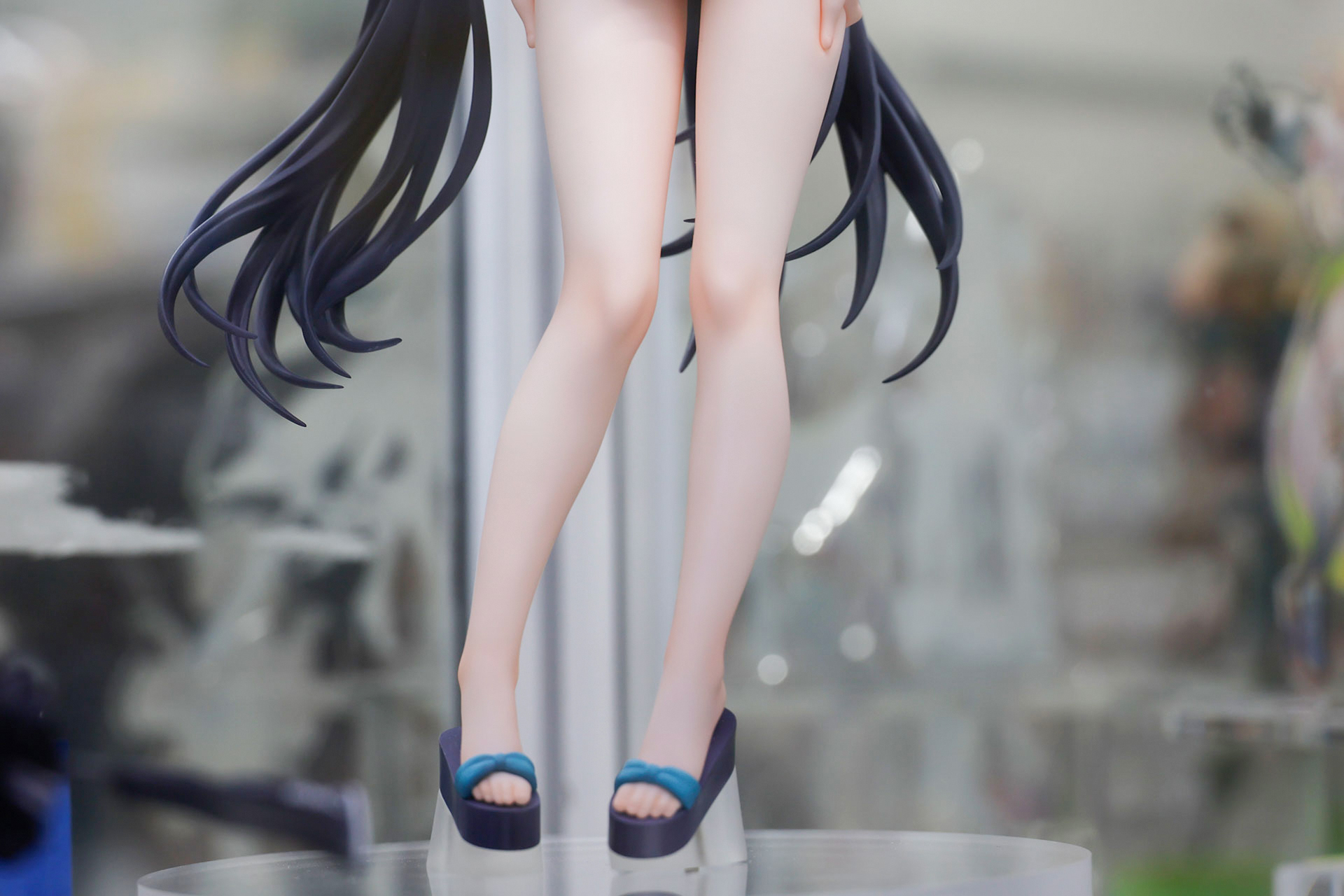 少し内股気味になったポーズもかわいらしい