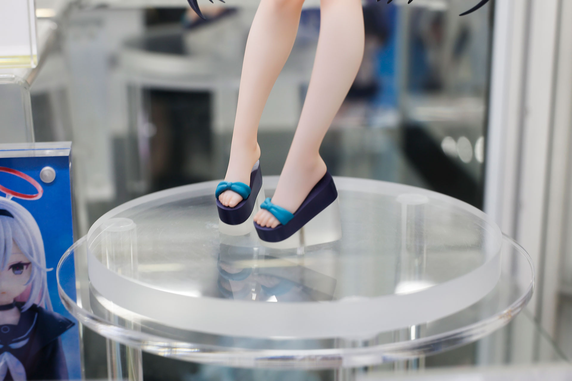 足元には厚底タイプのサンダルを着用している