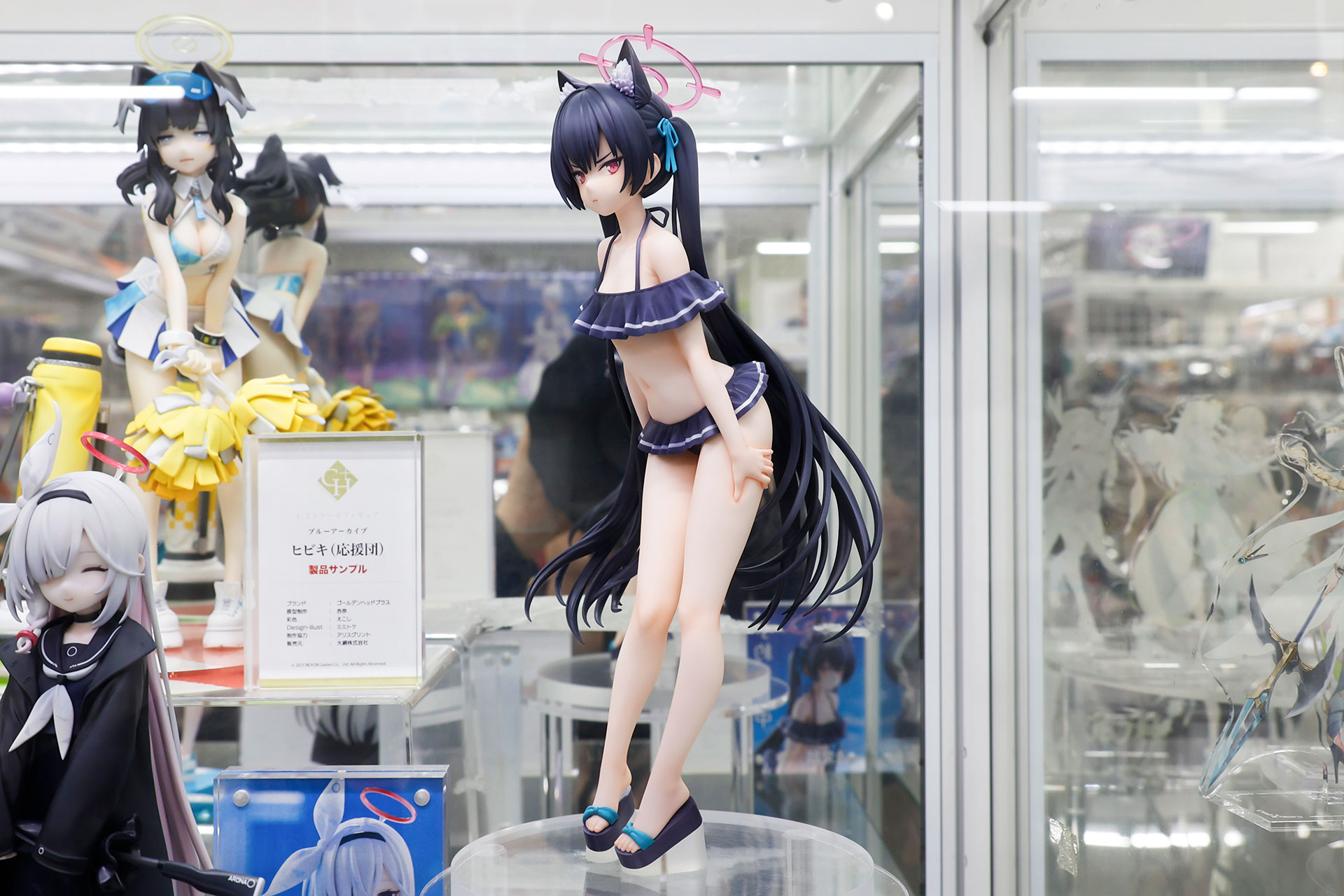 フィギュアの素材はPVCとABSで、台座部分を含む全高は約250mmだ