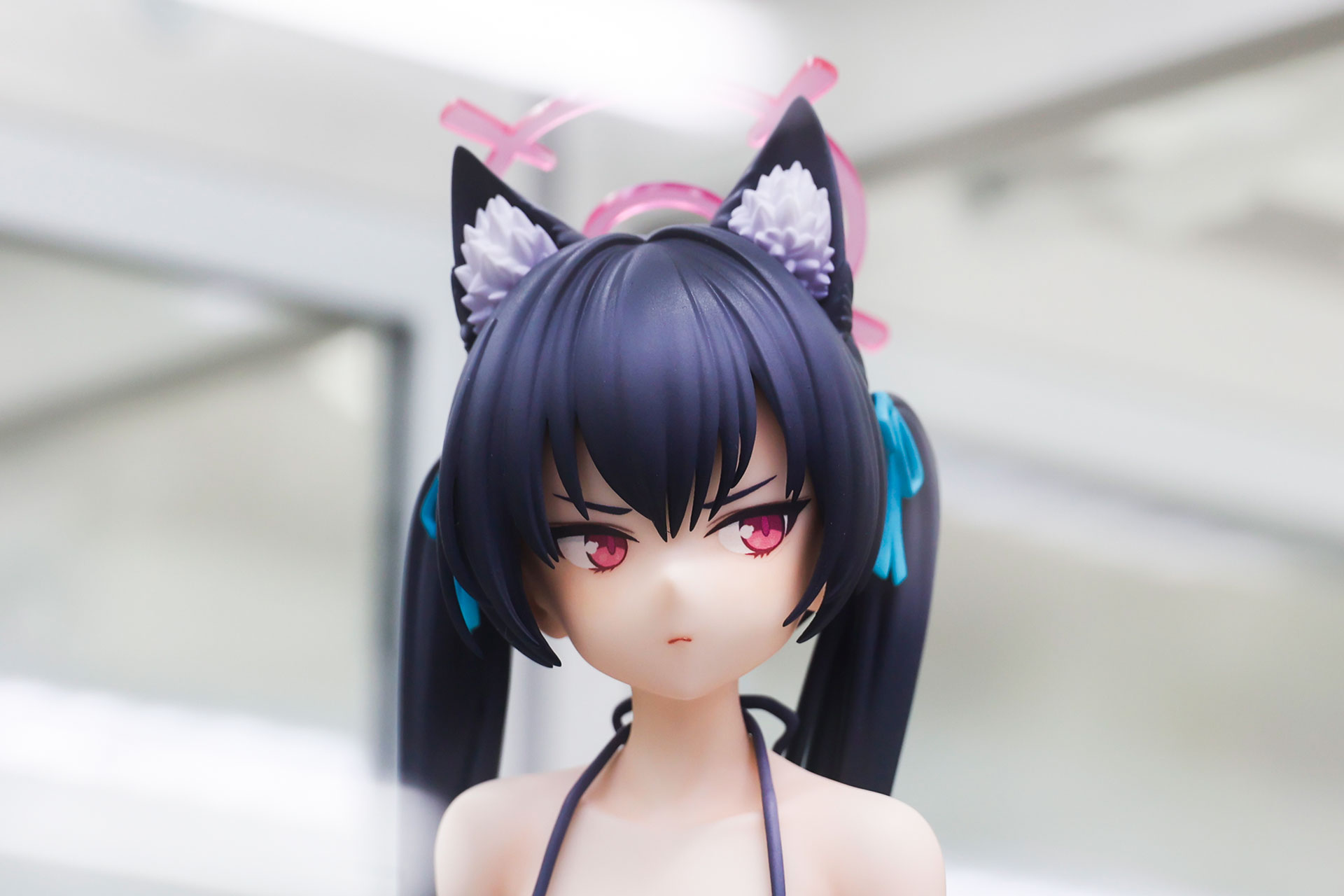 猫耳とツインテールが目を引く