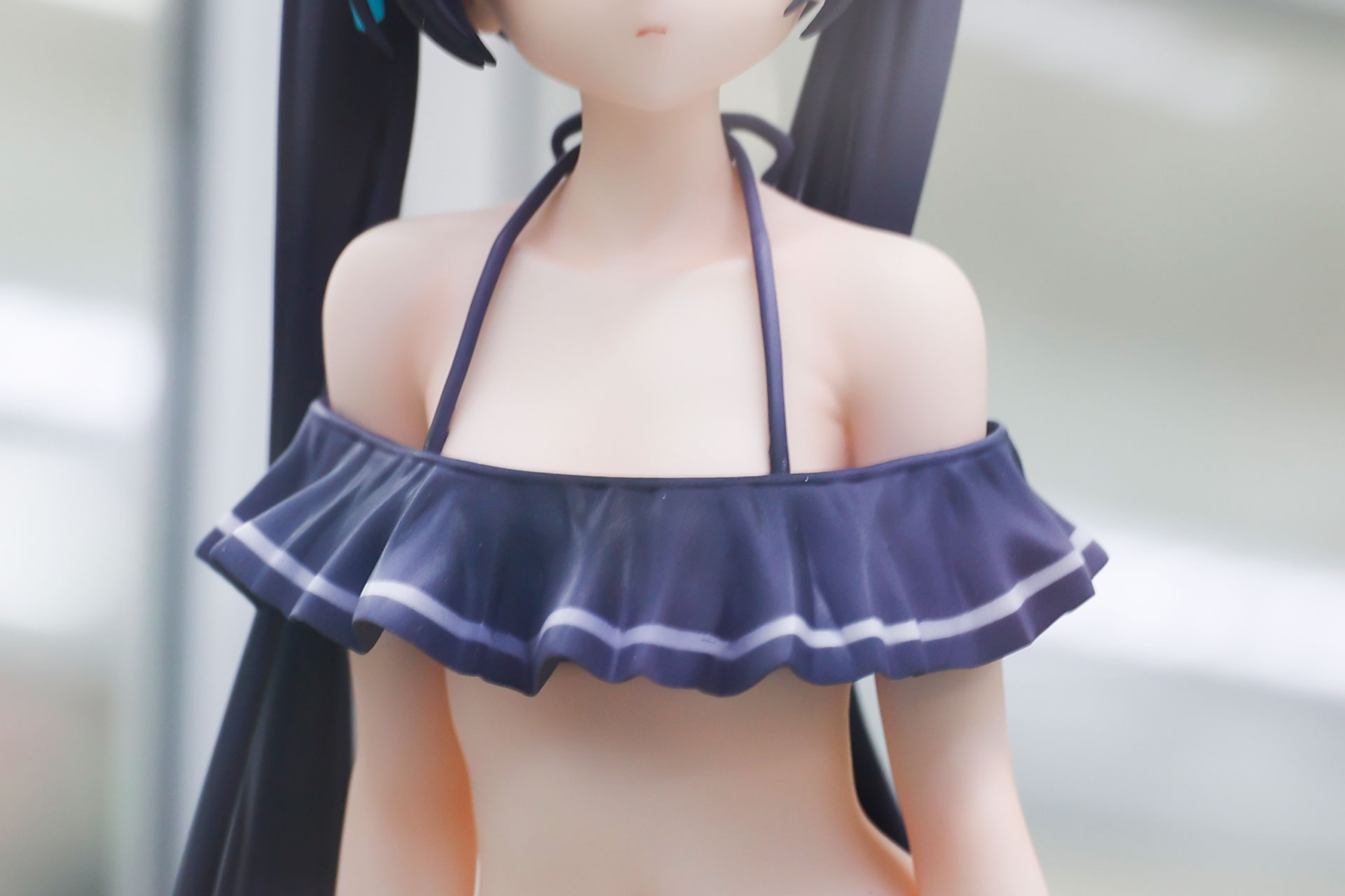 フリル付きの水着が似合っている