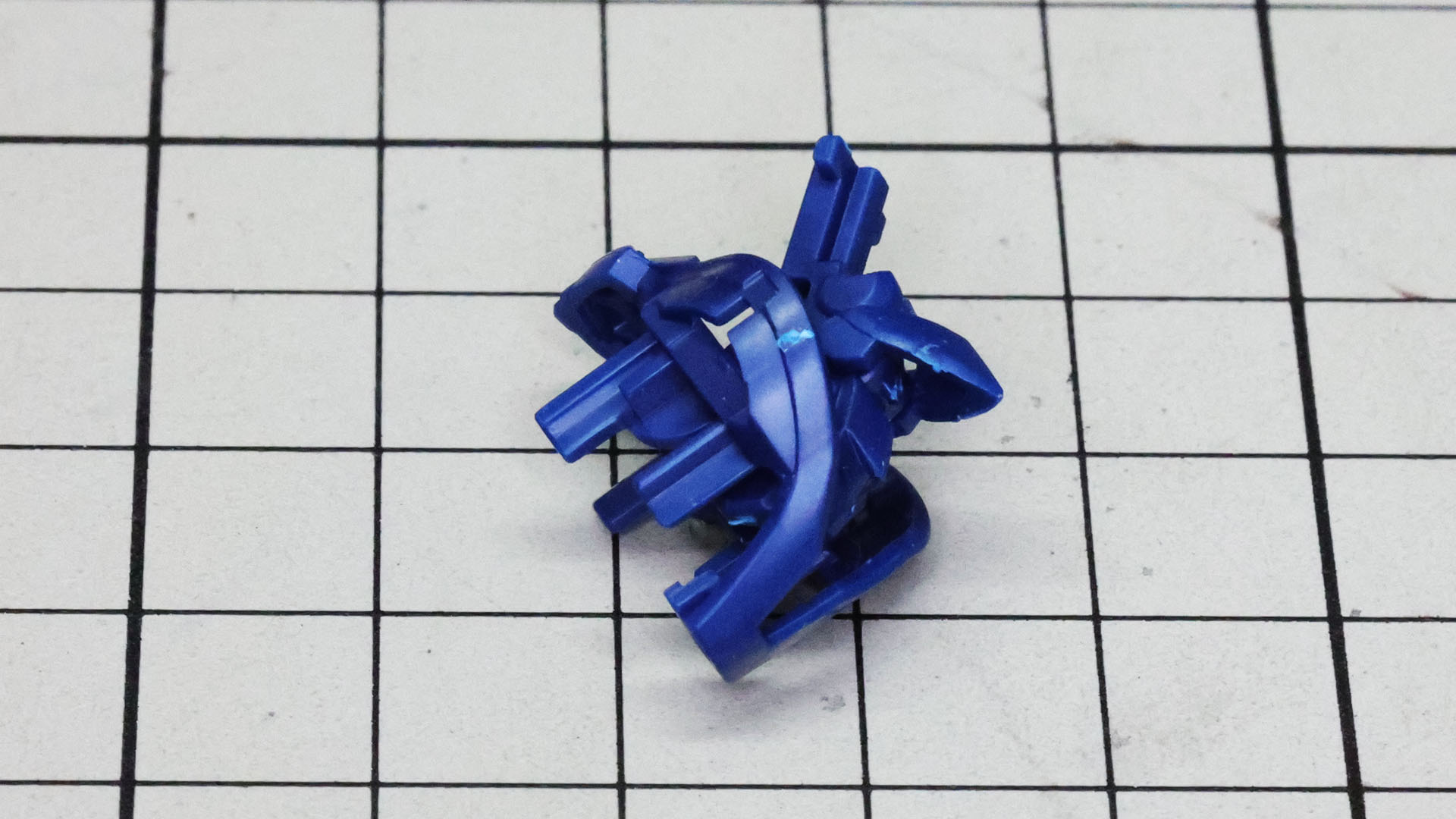 取り付け位置に注意してください。ただガンプラなので収まるところにかっちりはまります！
