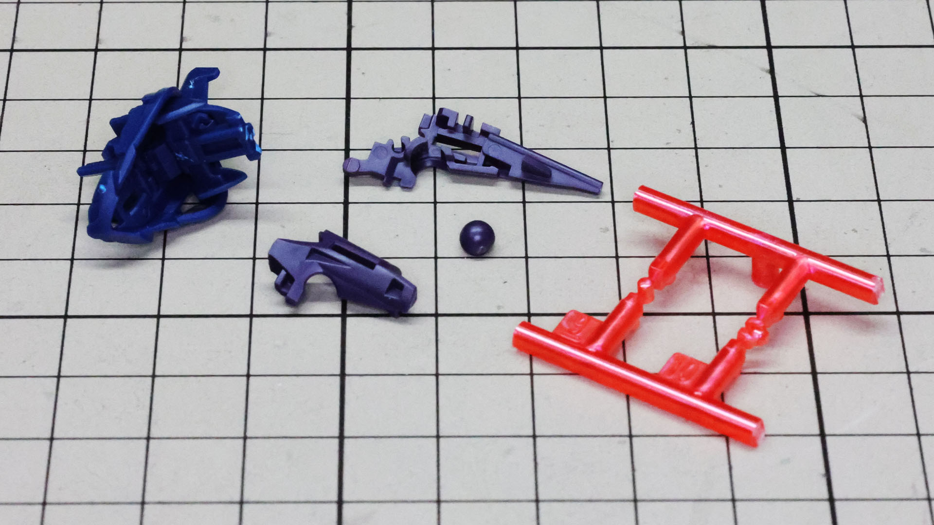いよいよモノアイを組んでいきます。ボール状のパーツに1つ埋め込みます