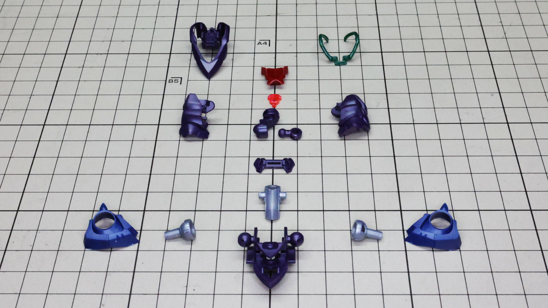 細身な胴体部に可動機構を盛り込んだパーツ群