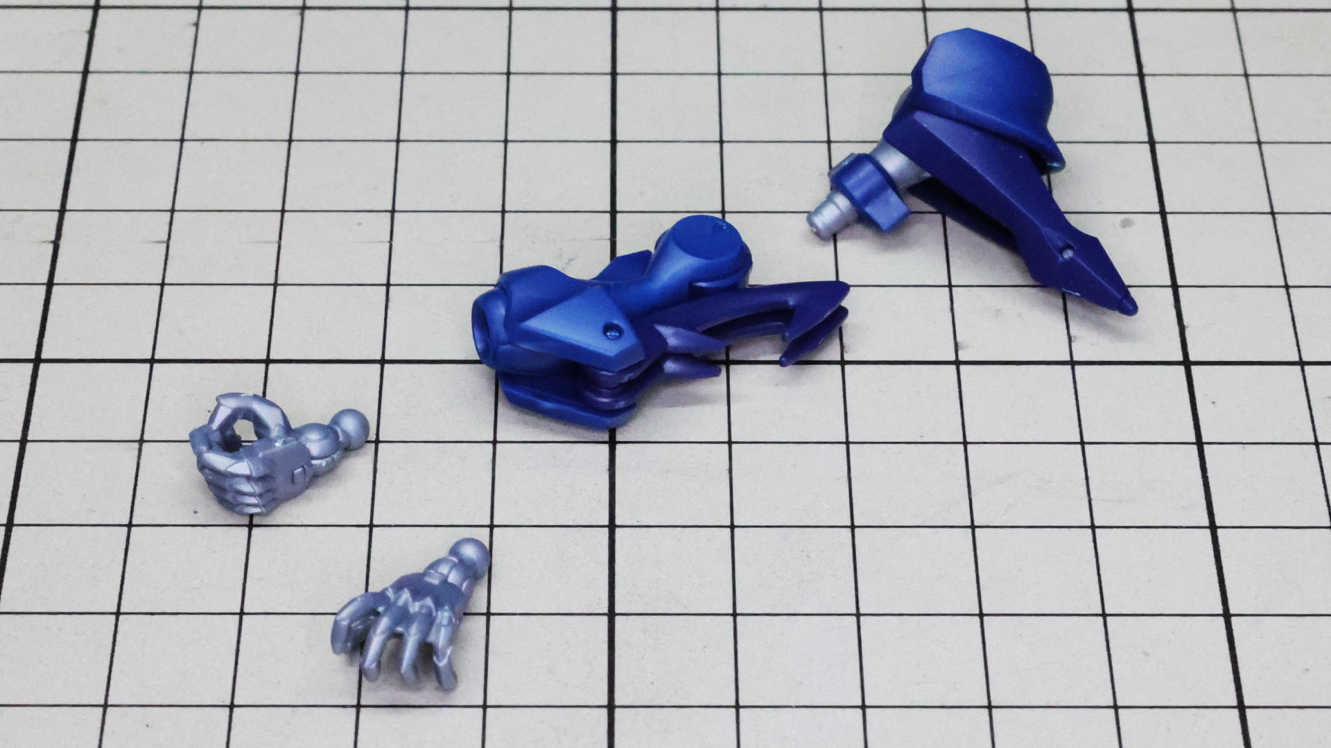 肘関節はロール軸での接続になります。ハンドは武器握りを兼ねたものと、平手が付属します