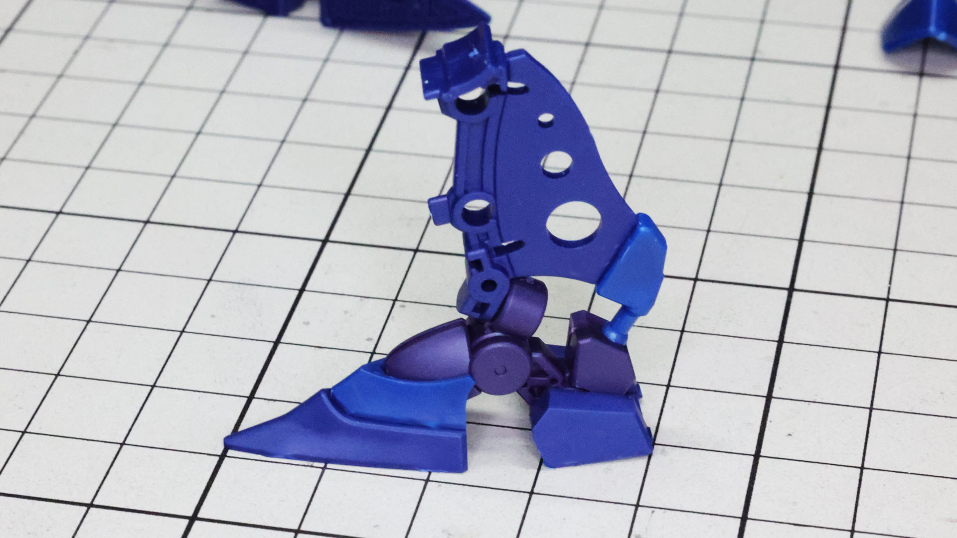 そのフィン部分とソールのかかとは繋がります！ガンプラだからこそ構造がよくわかります