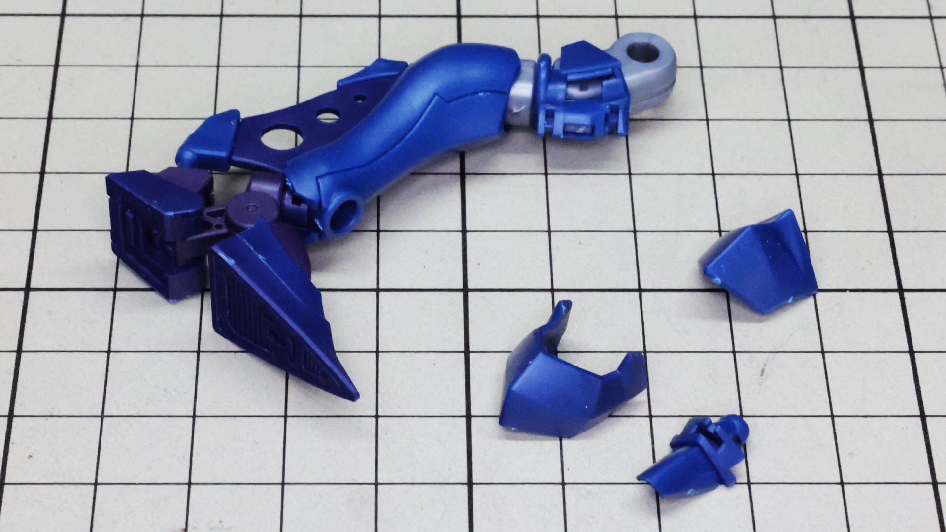 さらに膝アーマーとアンクルアーマーを取り付けていきます