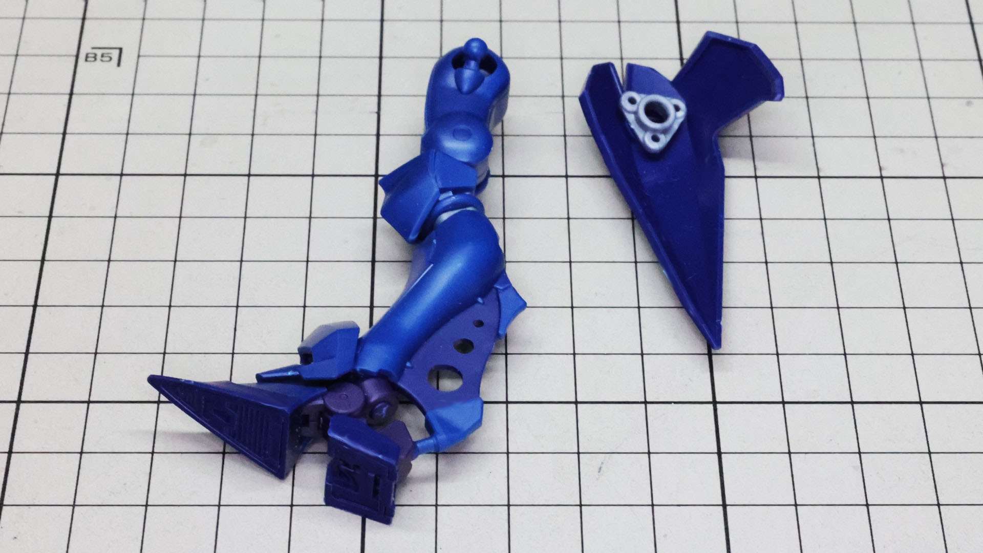 スカートアーマーには接続部が別パーツで用意されています