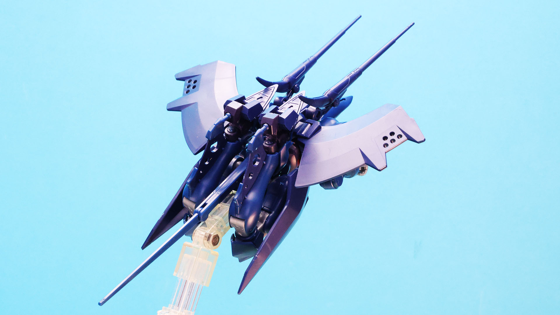 折り曲げが済んだら膝アーマーを戻してモビルアーマー形態になりました
