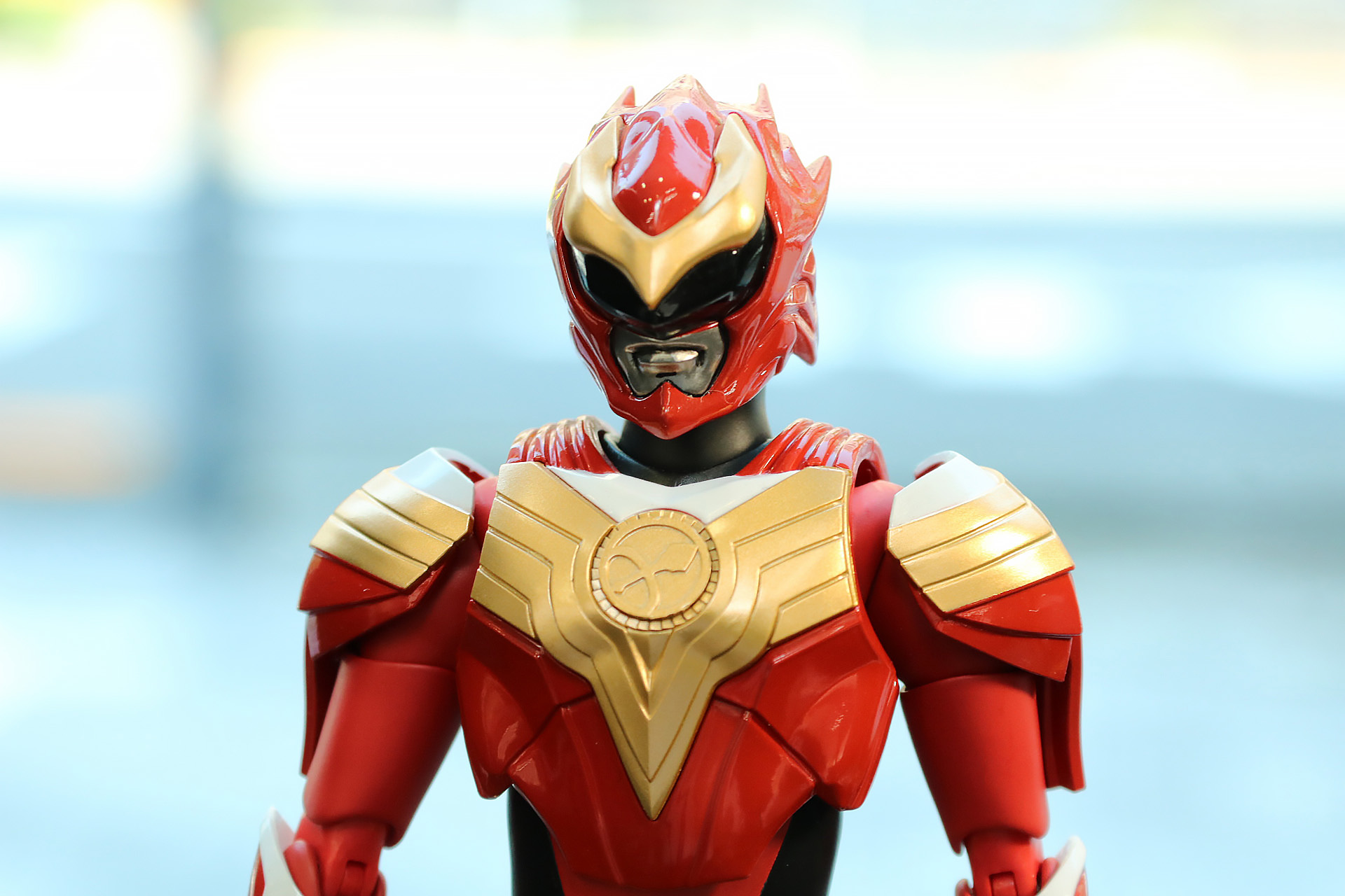 マスクや胸部、肩部のアーマーも再現されている