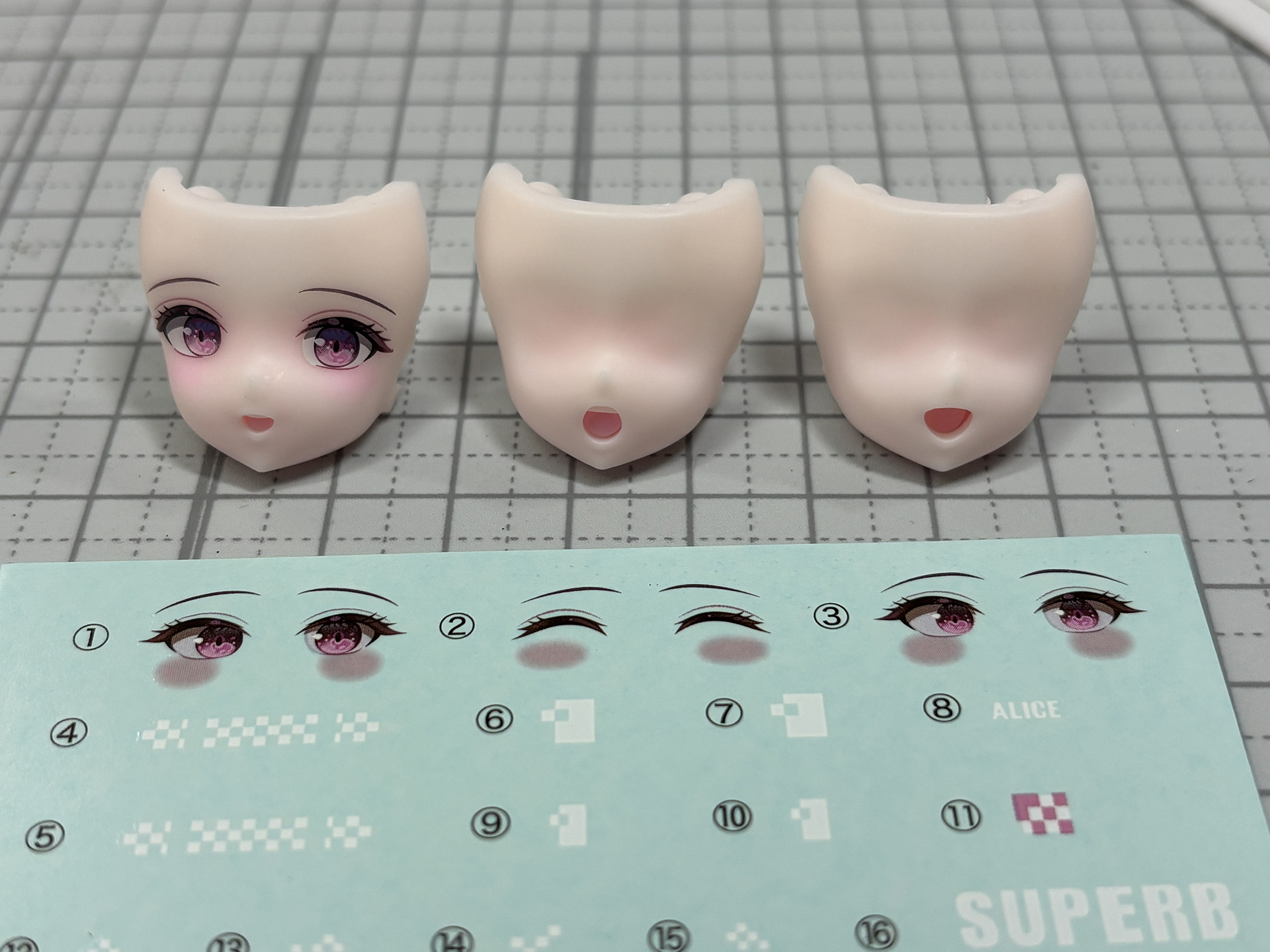 顔パーツは3つ用意されており、デカールを貼ってカスタマイズできる