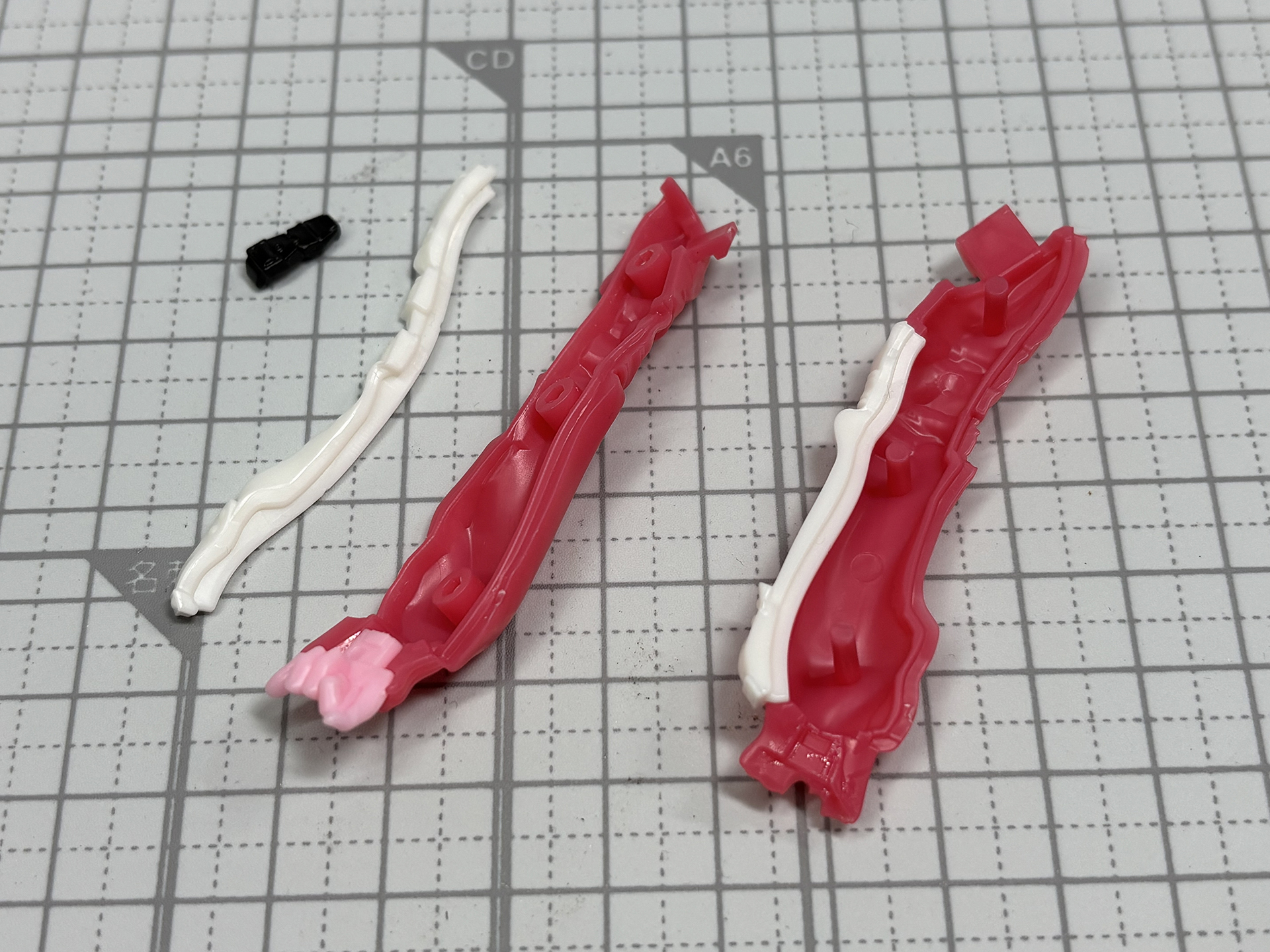 腕の白いラインはパーツの色分けで表現