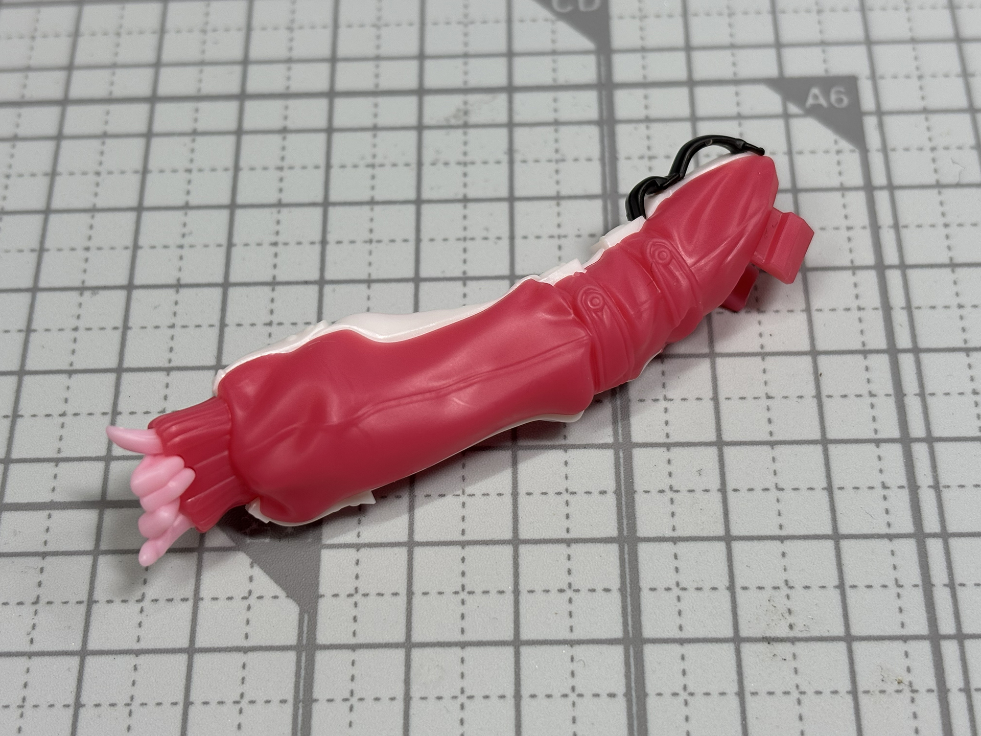 腕の白いラインはパーツの色分けで表現