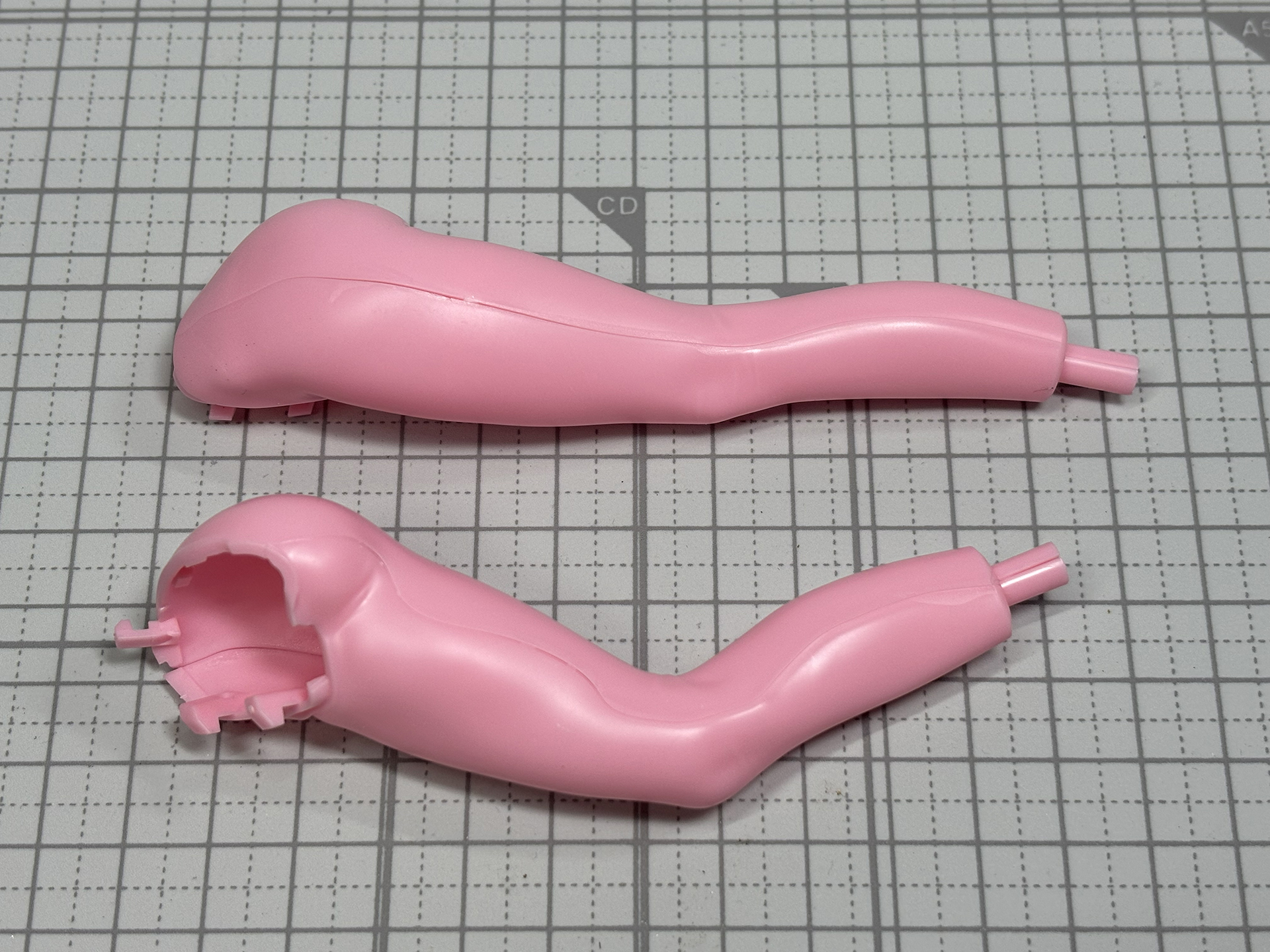 色っぽいアリスの足は前後のパーツを合わせるだけで完成。本商品の中で一番大きなパーツだ