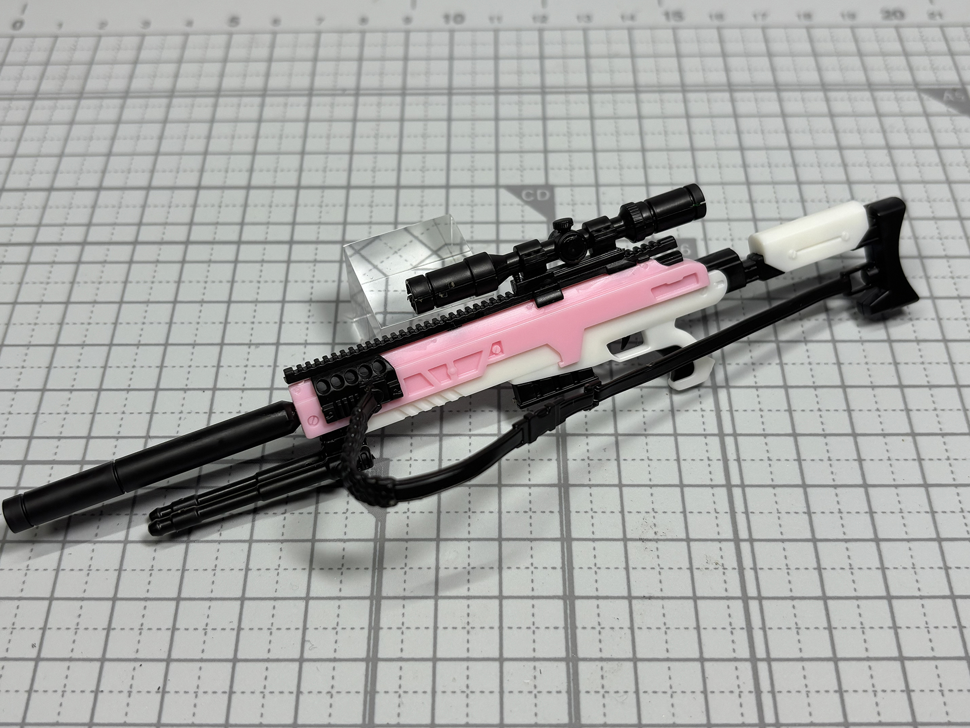 女の子が持つにはかなりごついスナイパーライフル。この銃を軽々と扱える能力を持つのが少女兵器・ニケなのである