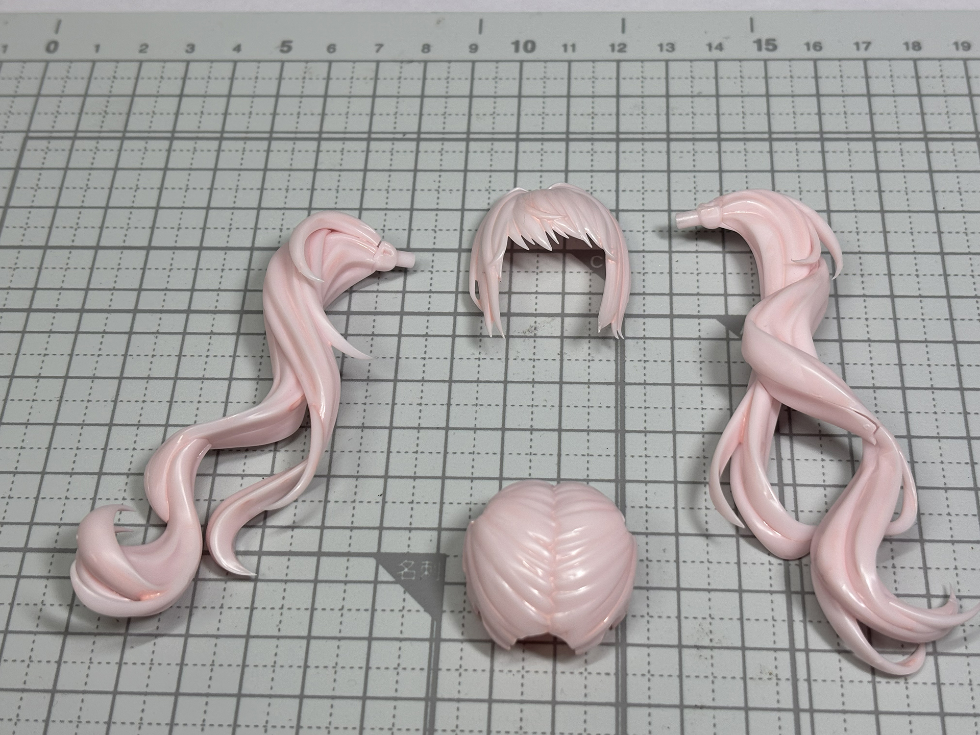 髪の毛は全体的に淡いピンクで塗装した