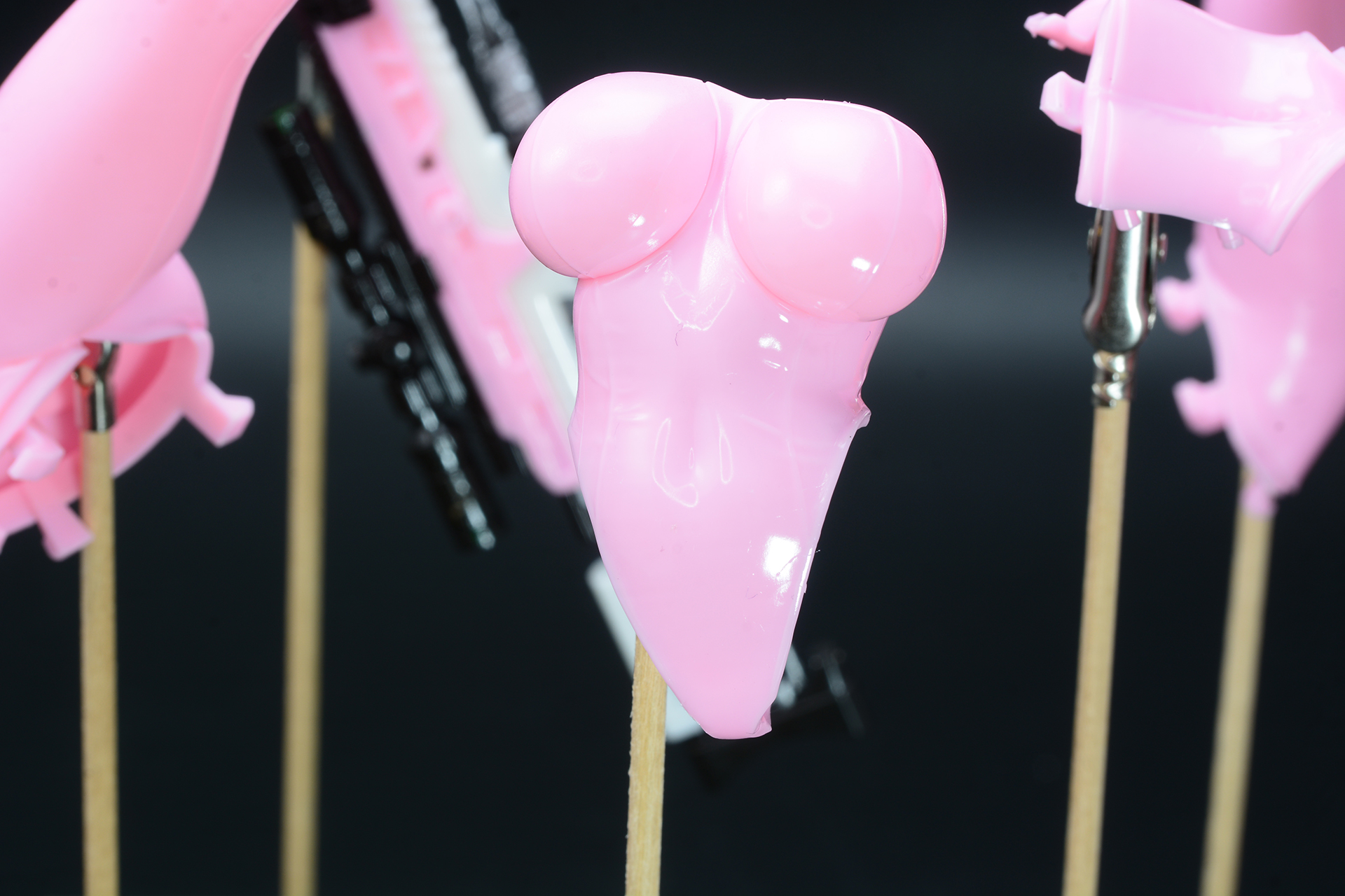まだ下地塗りの段階だが、ツヤツヤになったボディは楽しい