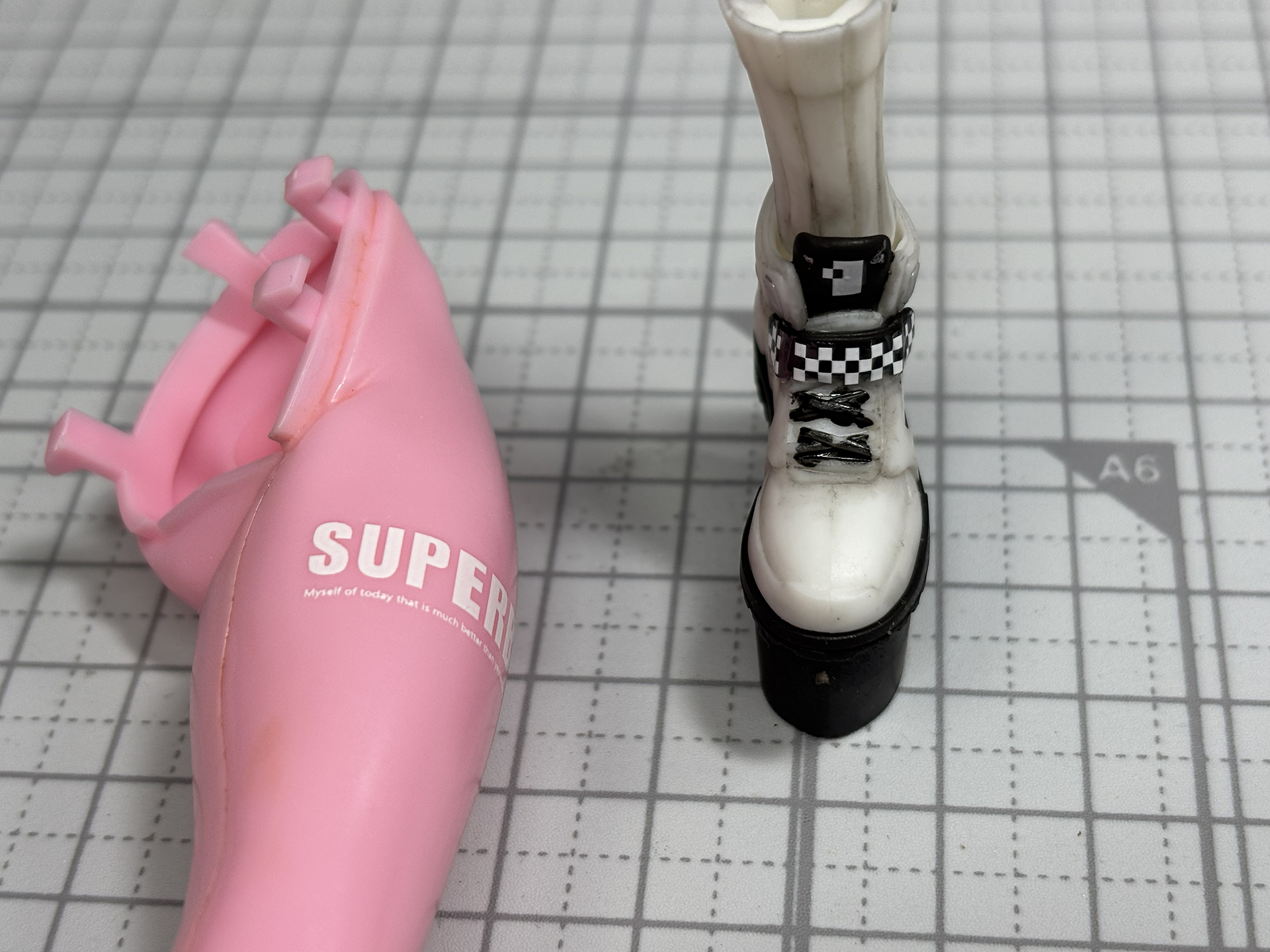 太ももとスニーカーにもデカールを貼る