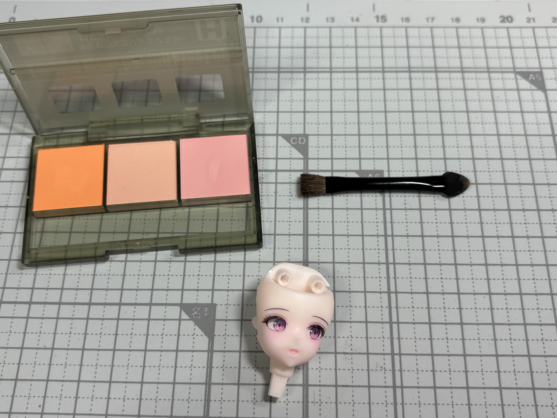 まるでお化粧道具のような「タミヤ ウェザリングマスターH」。右上のツールで塗っていく