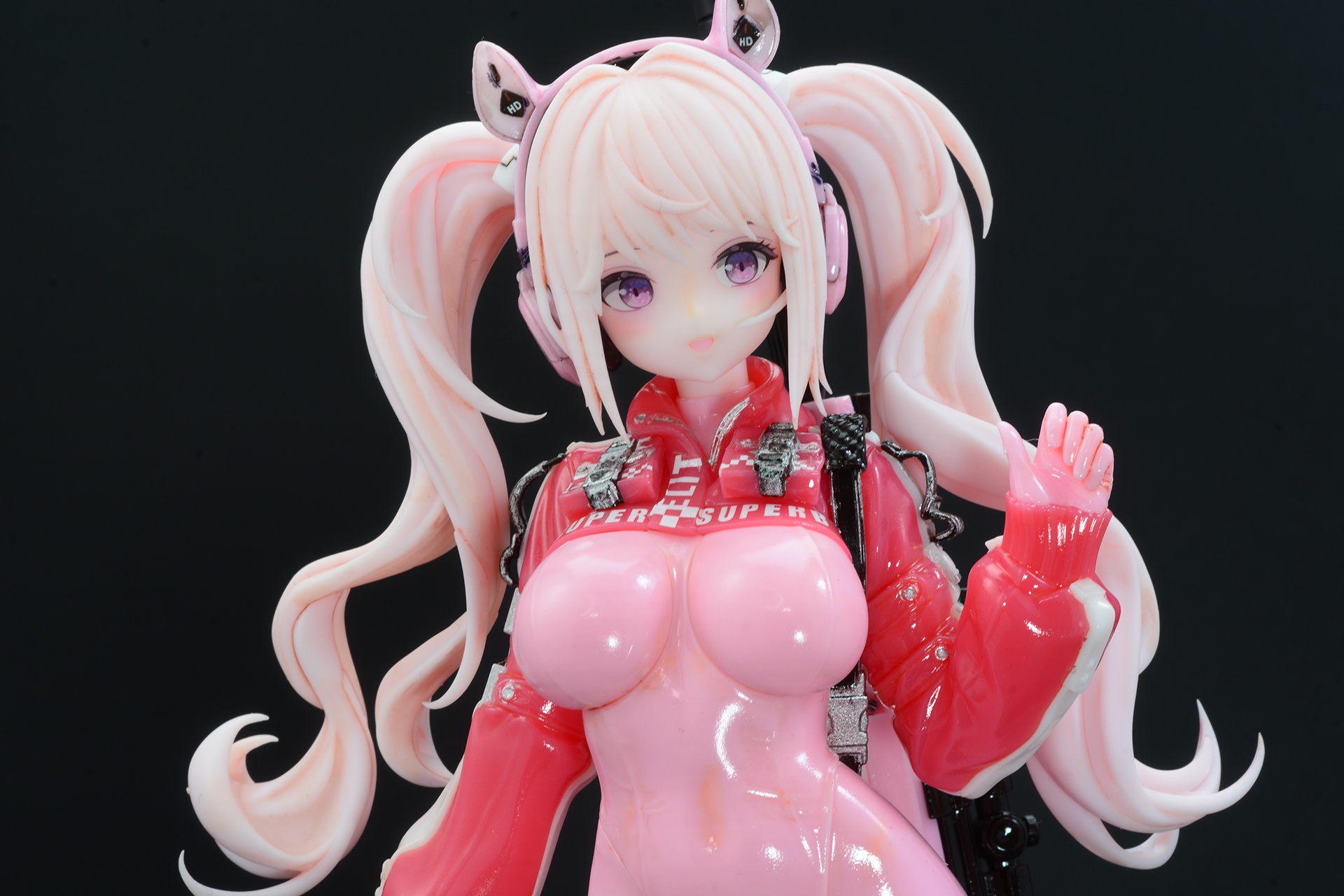 やはり目を惹くのはそのかわいらしい表情。メイクでさらに鼻筋がわかりやすく、チークが強調されている。つや消しによって雰囲気も柔らかくなったように感じる