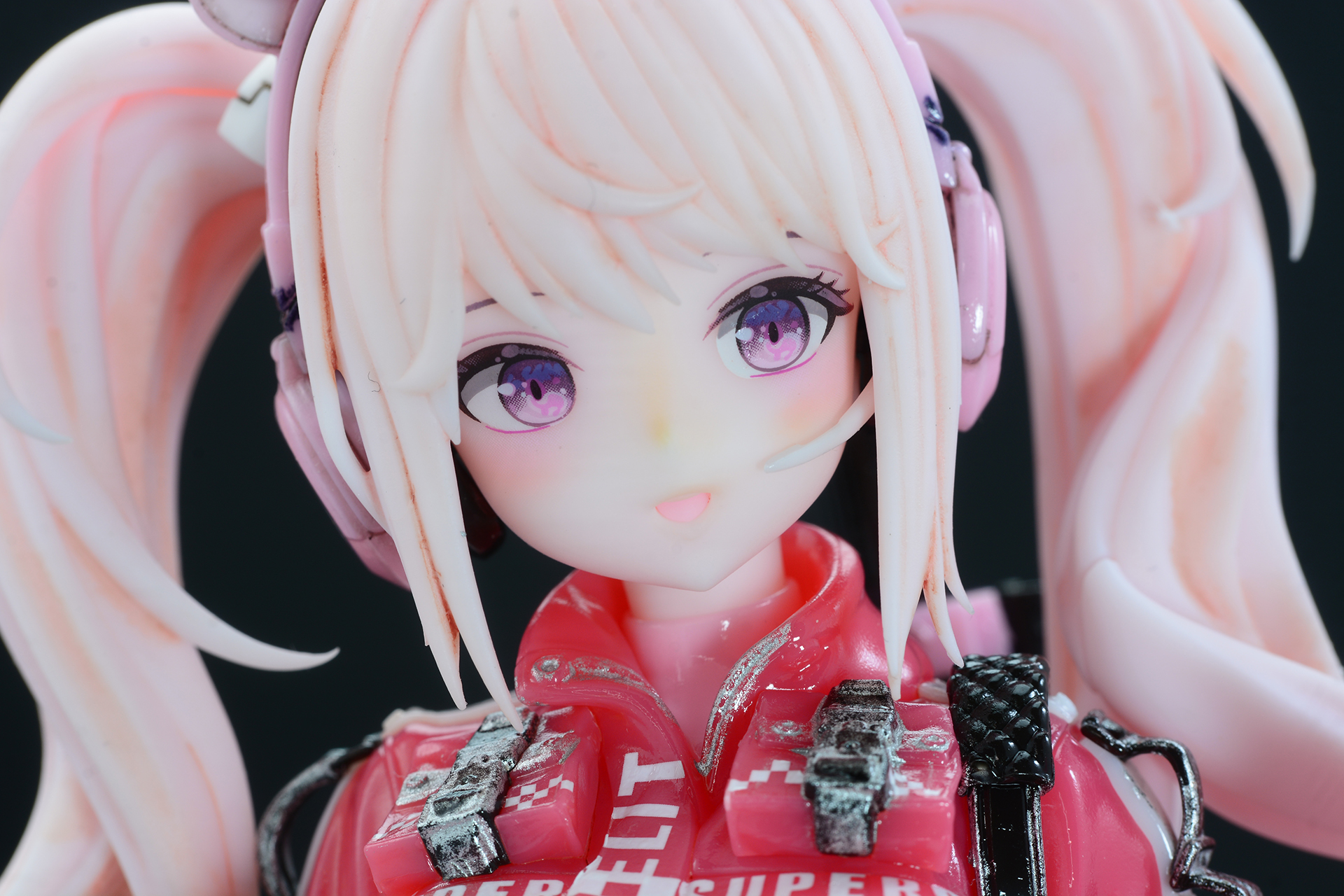 やはり目を惹くのはそのかわいらしい表情。メイクでさらに鼻筋がわかりやすく、チークが強調されている。つや消しによって雰囲気も柔らかくなったように感じる