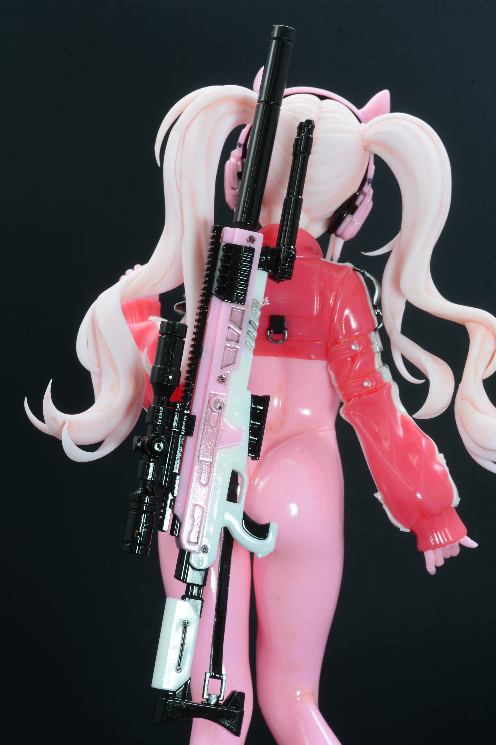 つや出しでギラリと輝くスナイパーライフル