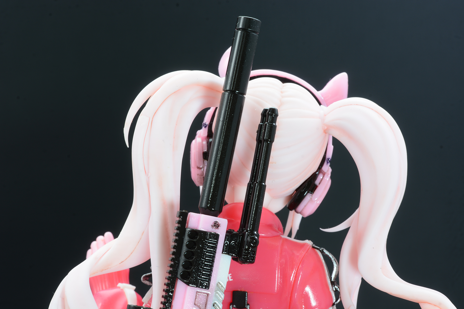 つや出しでギラリと輝くスナイパーライフル