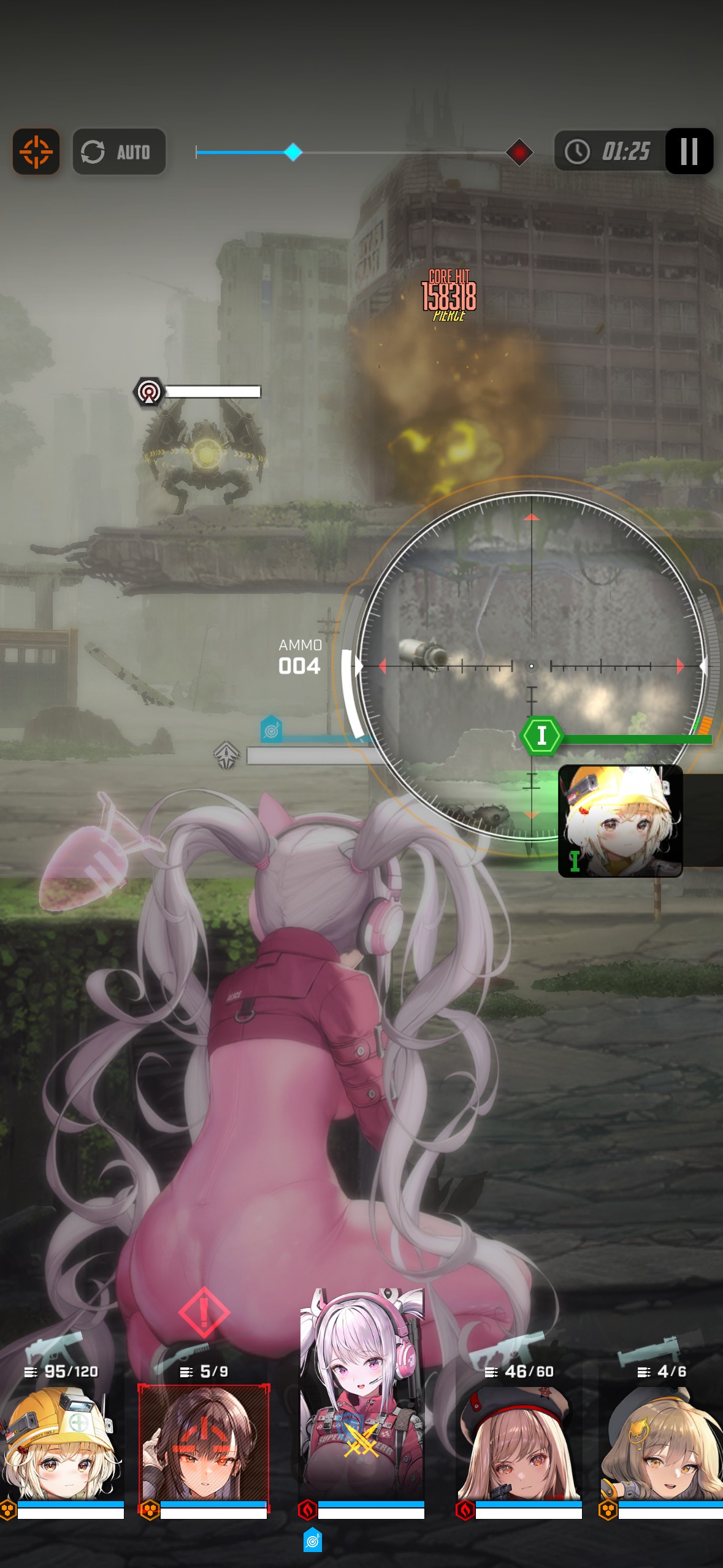 戦闘画面。アリスはスナイパーライフルで戦う。射撃時、プレーヤーの前にはボリュームのあるお尻がアップになり、しかも射撃時は肉感的に揺れる。「勝利の女神：NIKKE」はこの女の子達のセクシーな射撃姿でも人気を集めた。アリスはその中でも特にセクシーな衣装を着ているのだが、彼女が戦うシーンではピントがスナイパーライフルの照準内にあってしまう仕様なため、せっかくの大きなお尻の描画がぼやけたように描写されてしまうのが少し残念だ