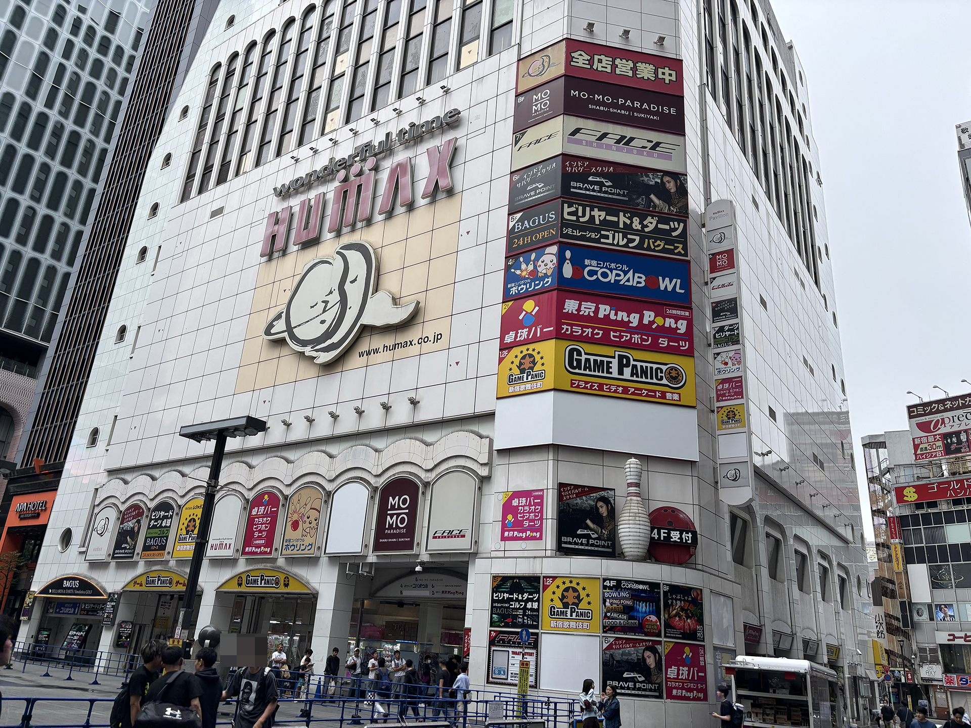 会場となるBRAVE POINT新宿店は新宿・歌舞伎町の中心地と言える「歌舞伎町シネシティ広場」の前のビル「ヒューマックスパビリオン新宿歌舞伎町」にある
