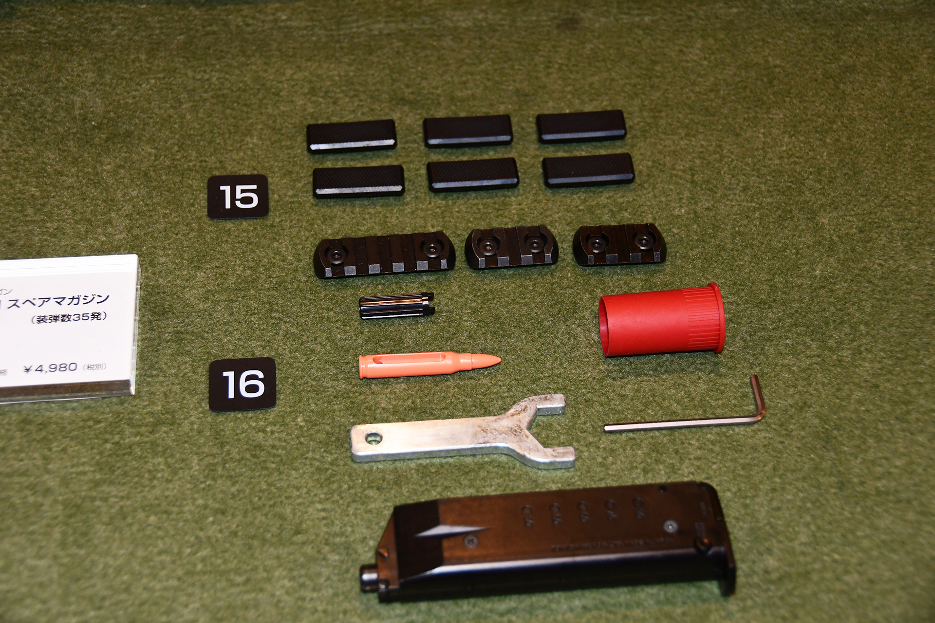 治具などもチェック。マガジン状のものは給弾用のローダー