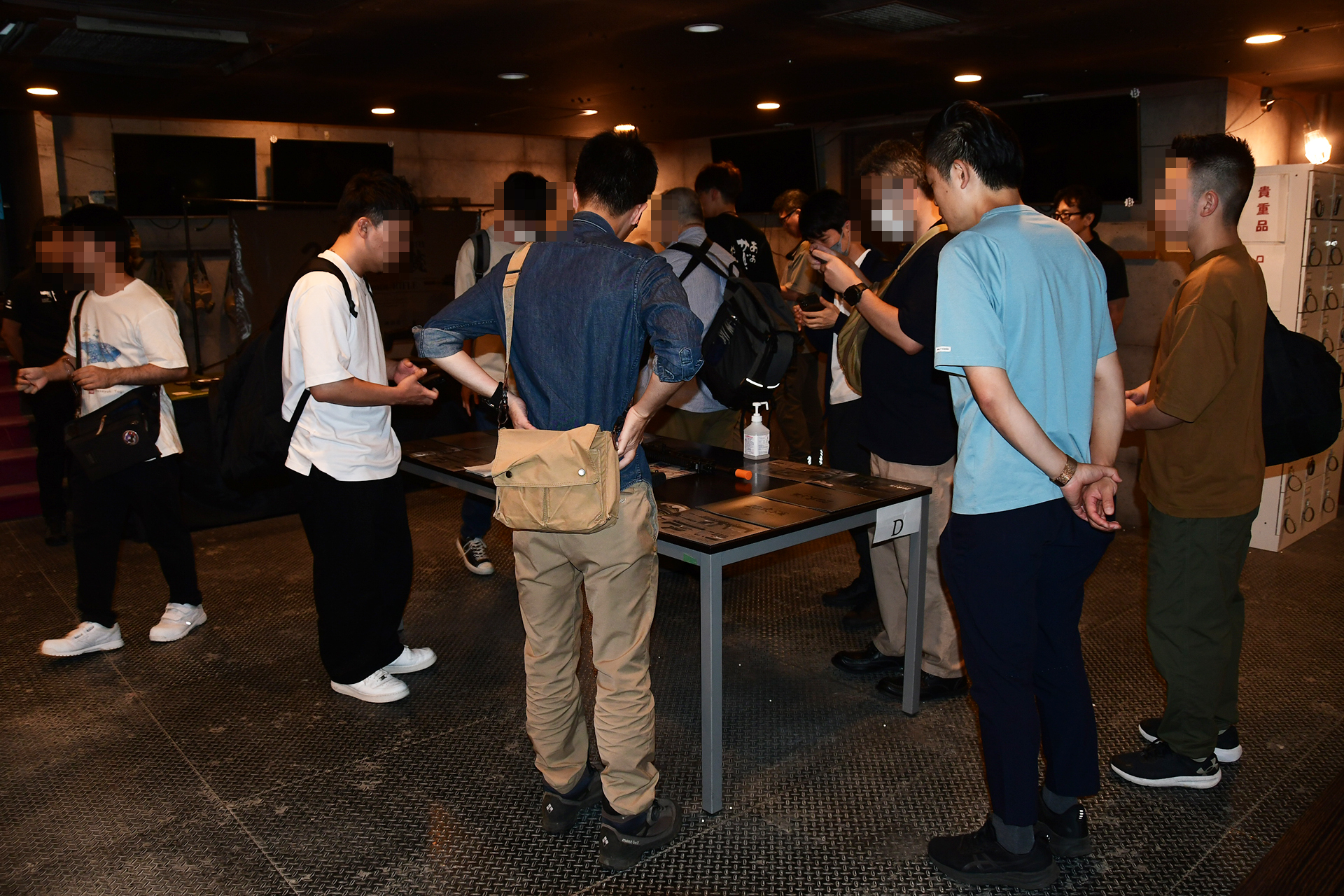 会場で試作品を触る。構え方などにもこだわりが感じられる