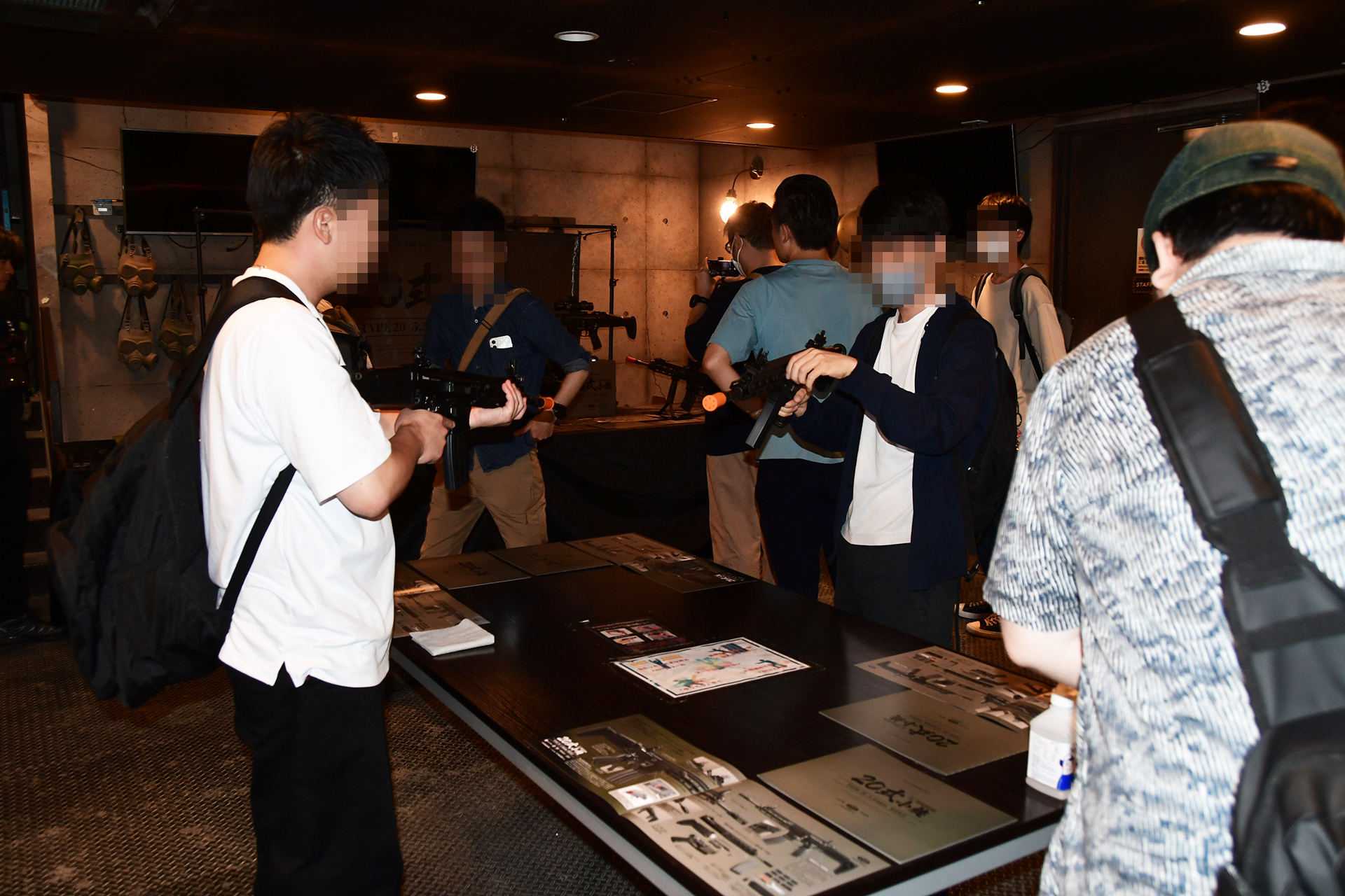 会場で試作品を触る。構え方などにもこだわりが感じられる