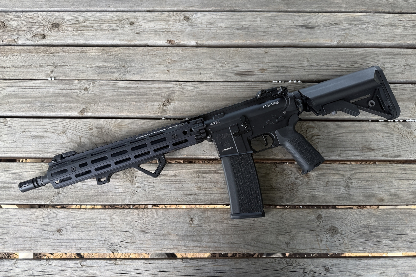 Daniel Defense社の「RIS III 12.5インチハンドガード」を採用したリアル志向のモデルだ