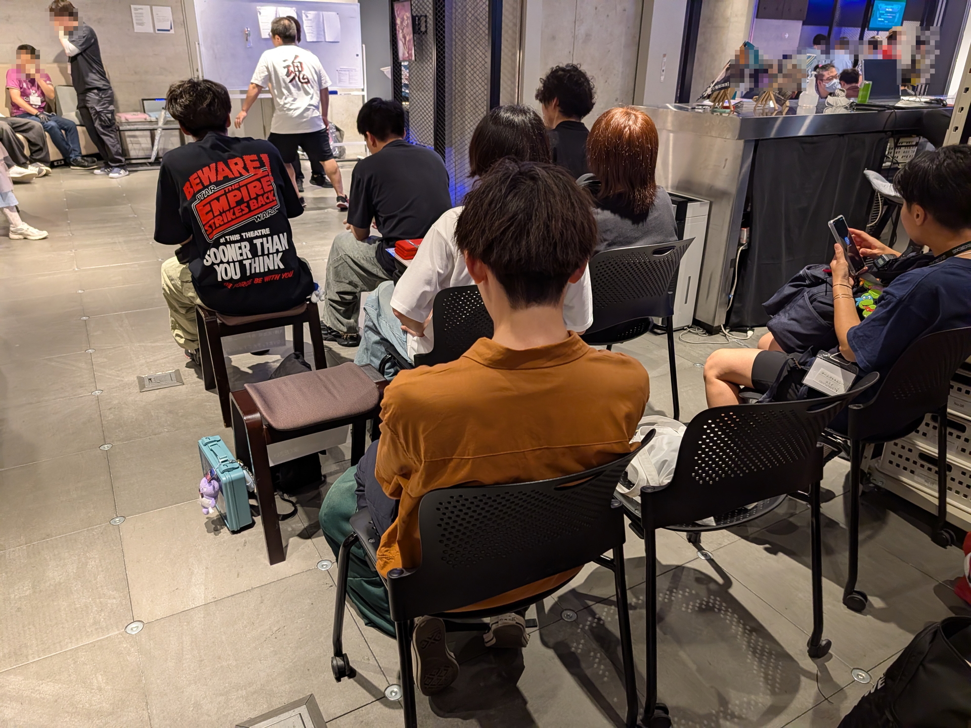 決勝トーナメント出場チームは会場奥の待機エリアで待つことに