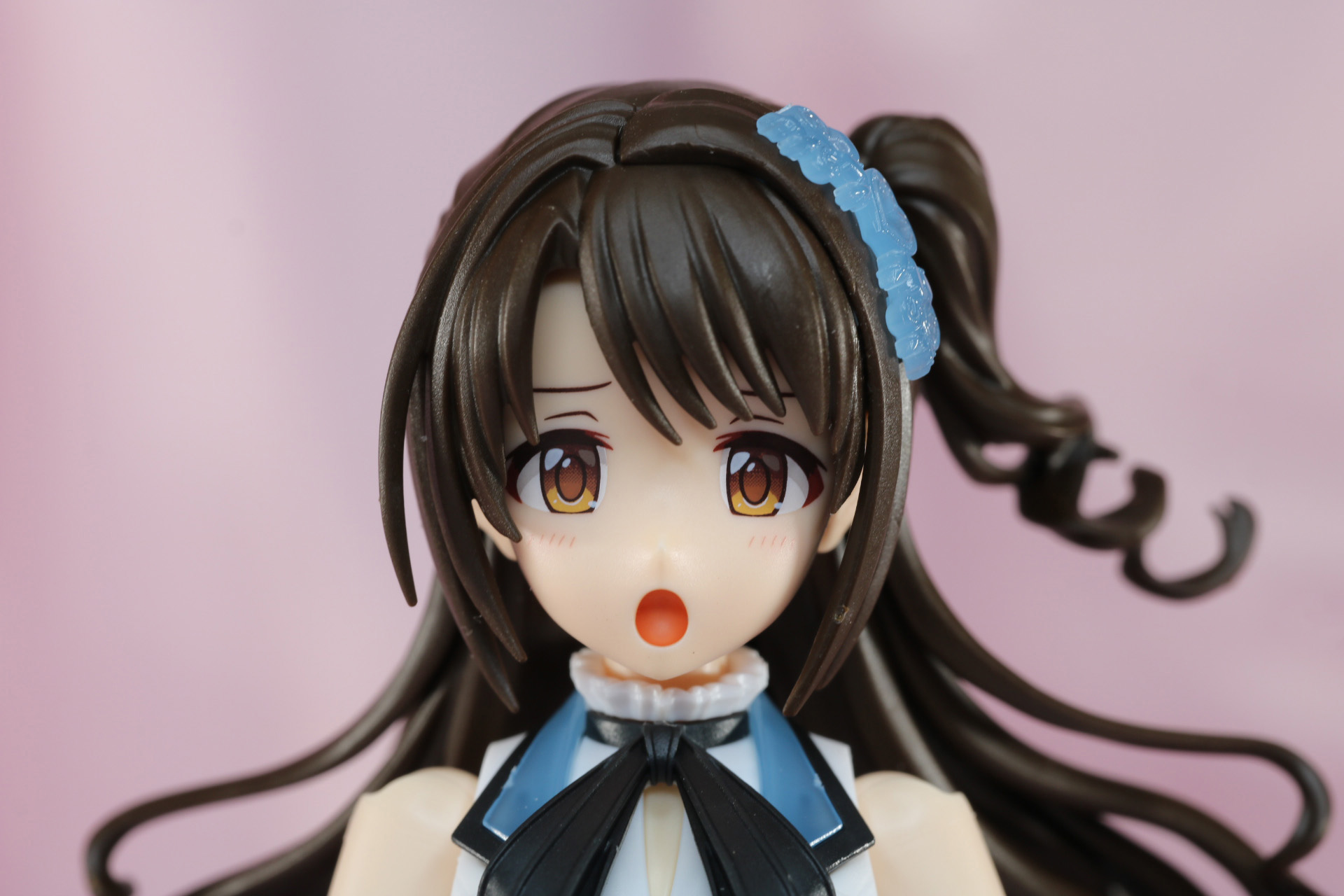 歌唱シーンなどにぴったりなアンニュイな表情