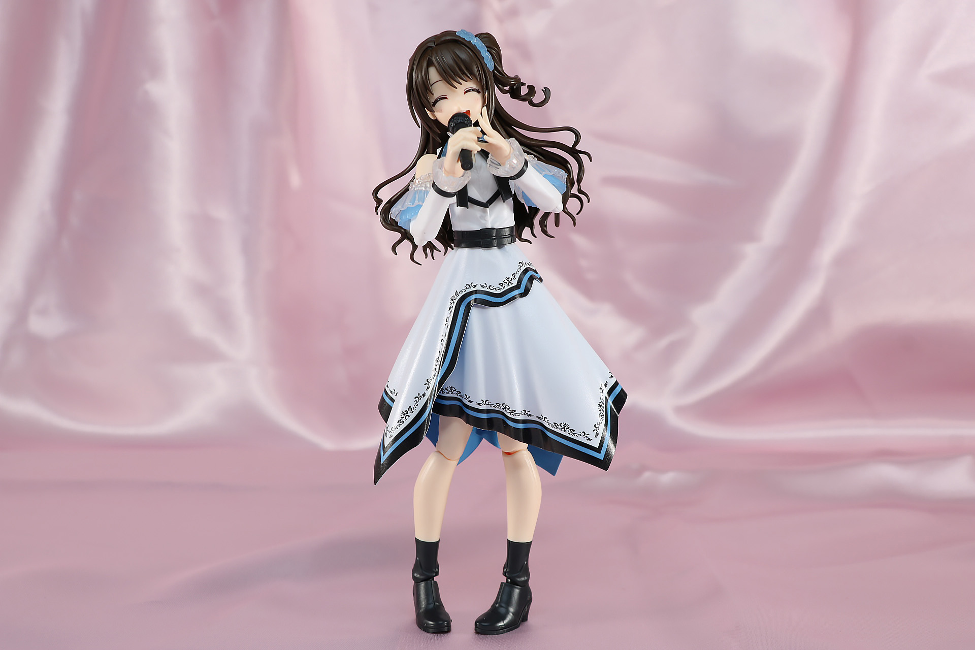 楽曲「アタシポンコツアンドロイド」を連想させるライブパフォーマンス