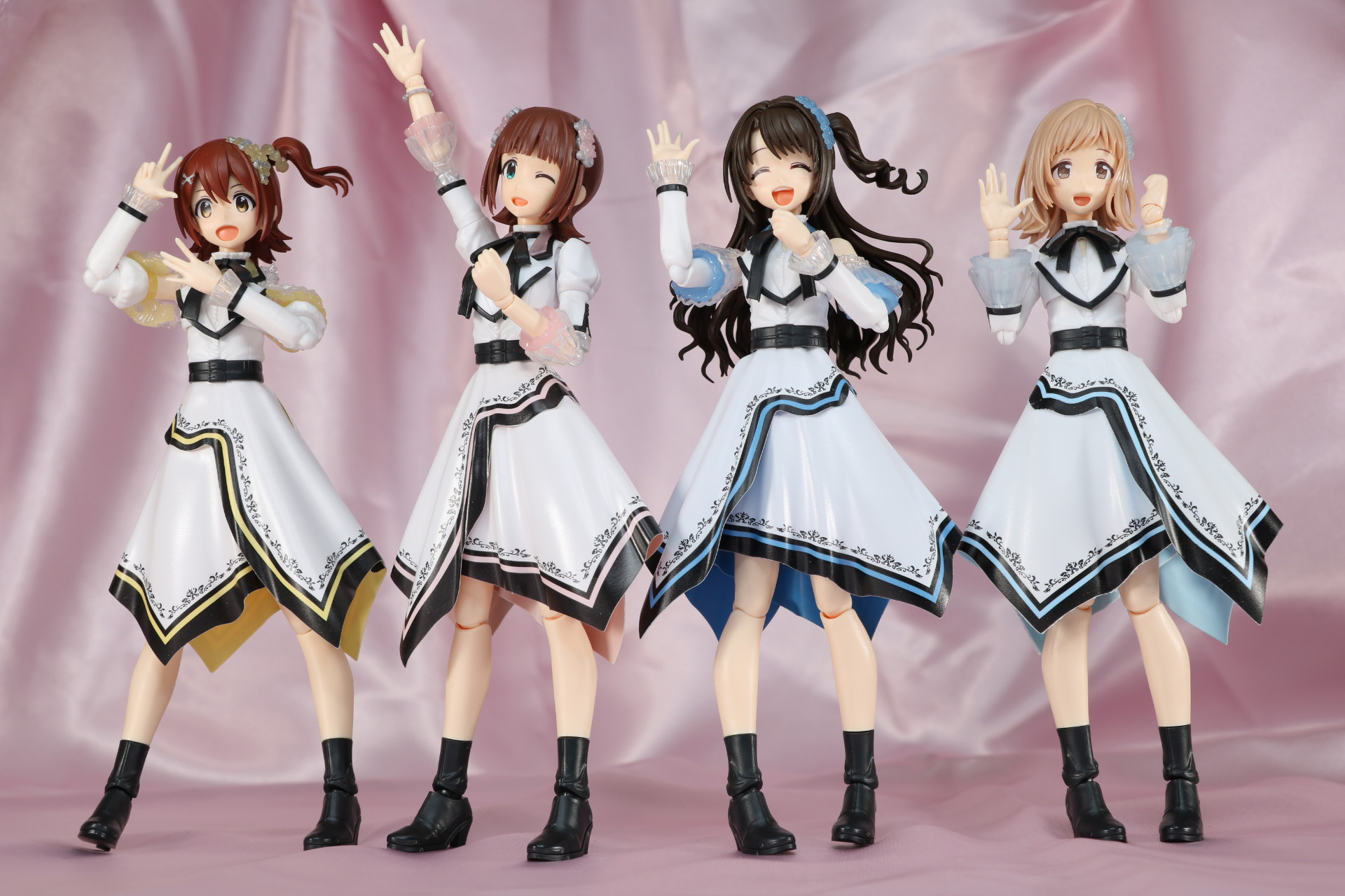 左から「30MS 春日未来 (20th Anniv. YOU AND アイ！)」、「30MS 天海春香 (20th Anniv. YOU AND アイ！)」、「30MS 島村卯月 (20th Anniv. YOU AND アイ！)」、「30MS 櫻木真乃 (20th Anniv. YOU AND アイ！)」を並べてディスプレイ
