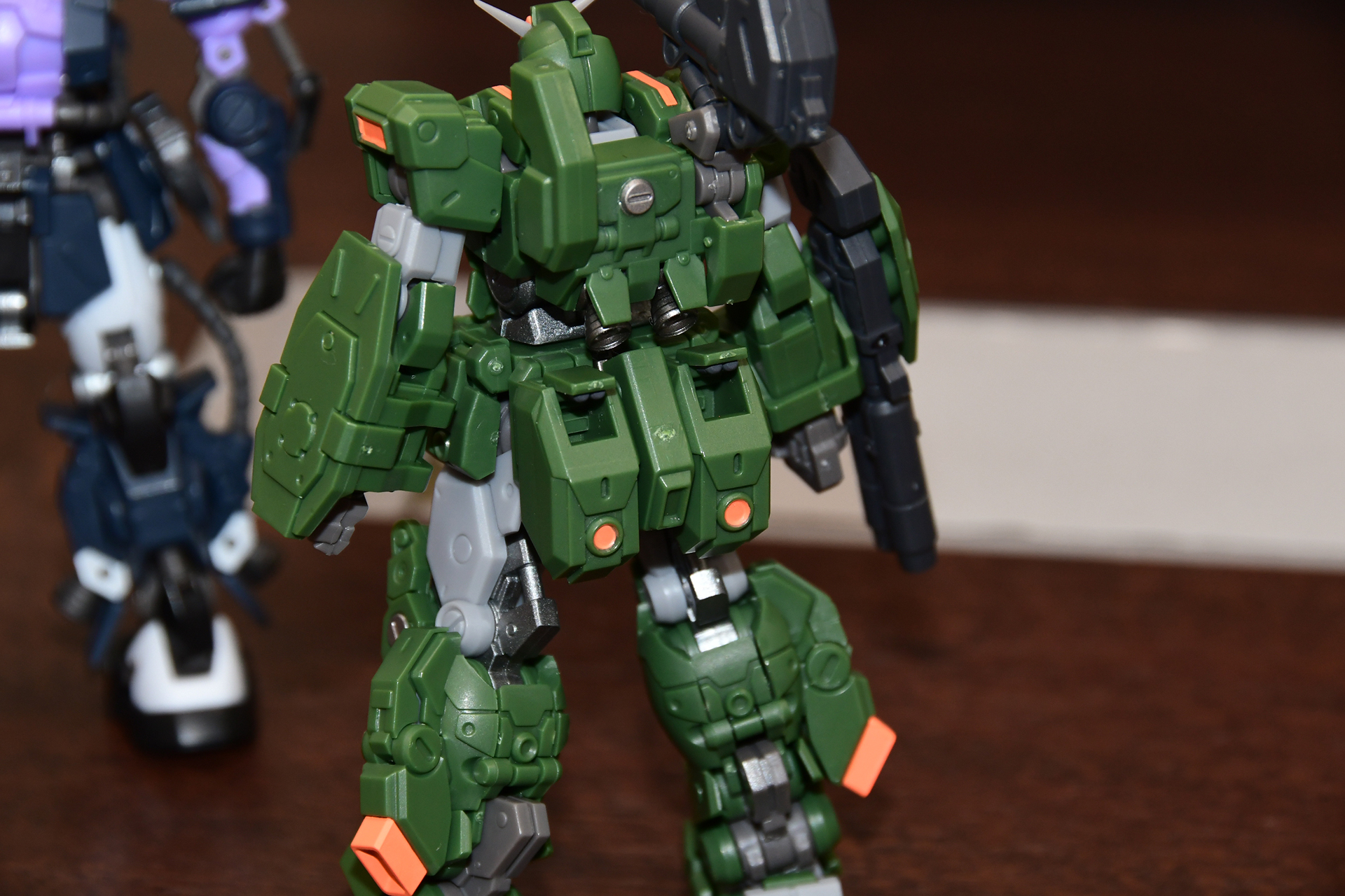 大型のリア・アーマーはミサイルが収納されている