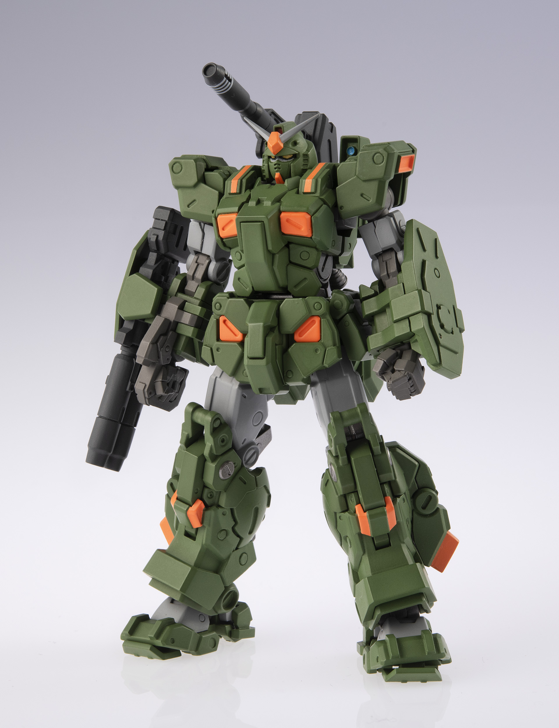「ガンダムアーティファクトPRO フルアーマー・ガンダム」(上)、「ガンダムアーティファクトPRO 高機動型ザクII(黒い三連星仕様)」(下)。独特のアレンジ、フレームに金属パーツを組み込んだ可動フィギュアの本商品の魅力に迫ってみた